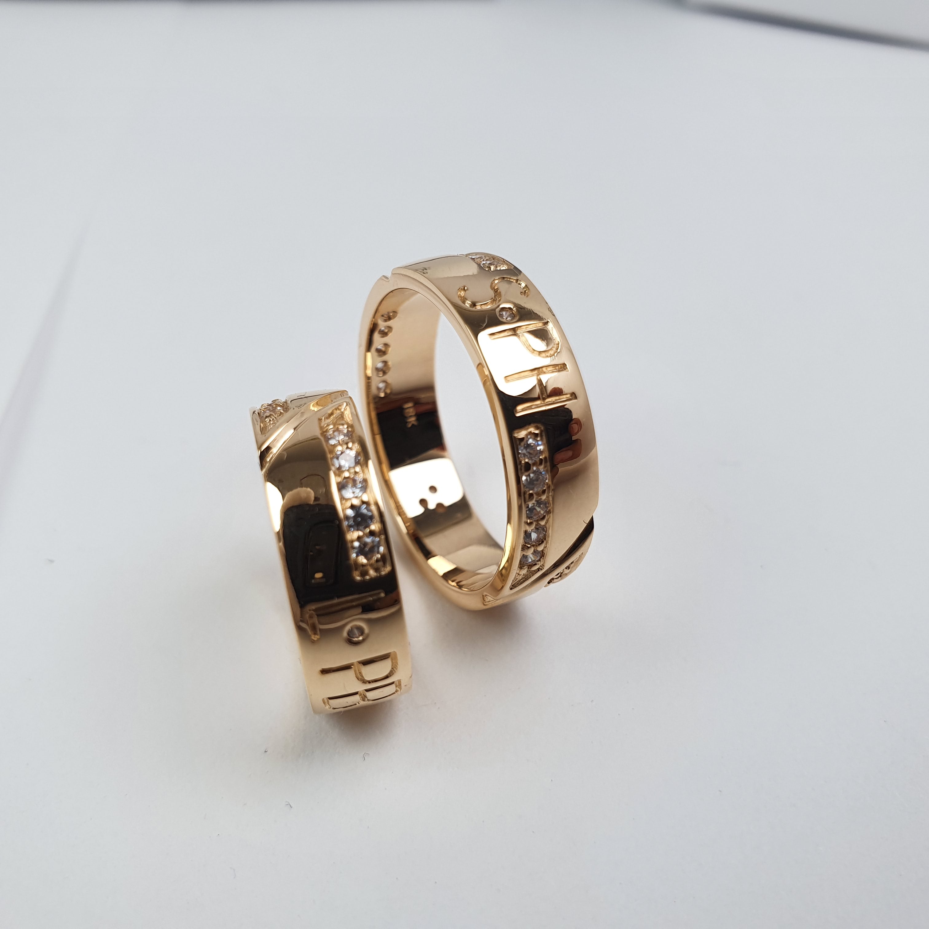 Aros de boda personalizado con iniciales corazón y piedra