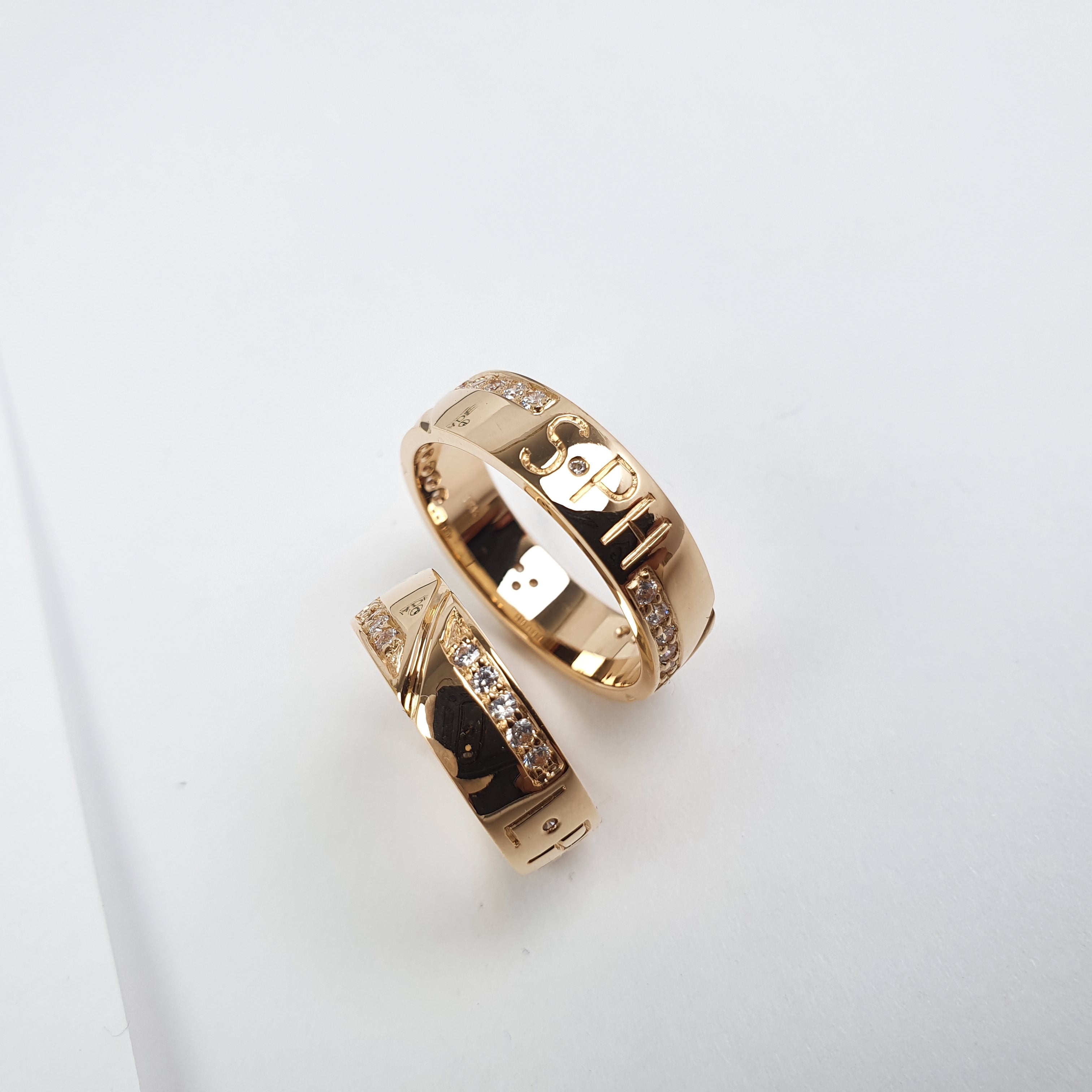 Aros de boda personalizado con iniciales corazón y piedra