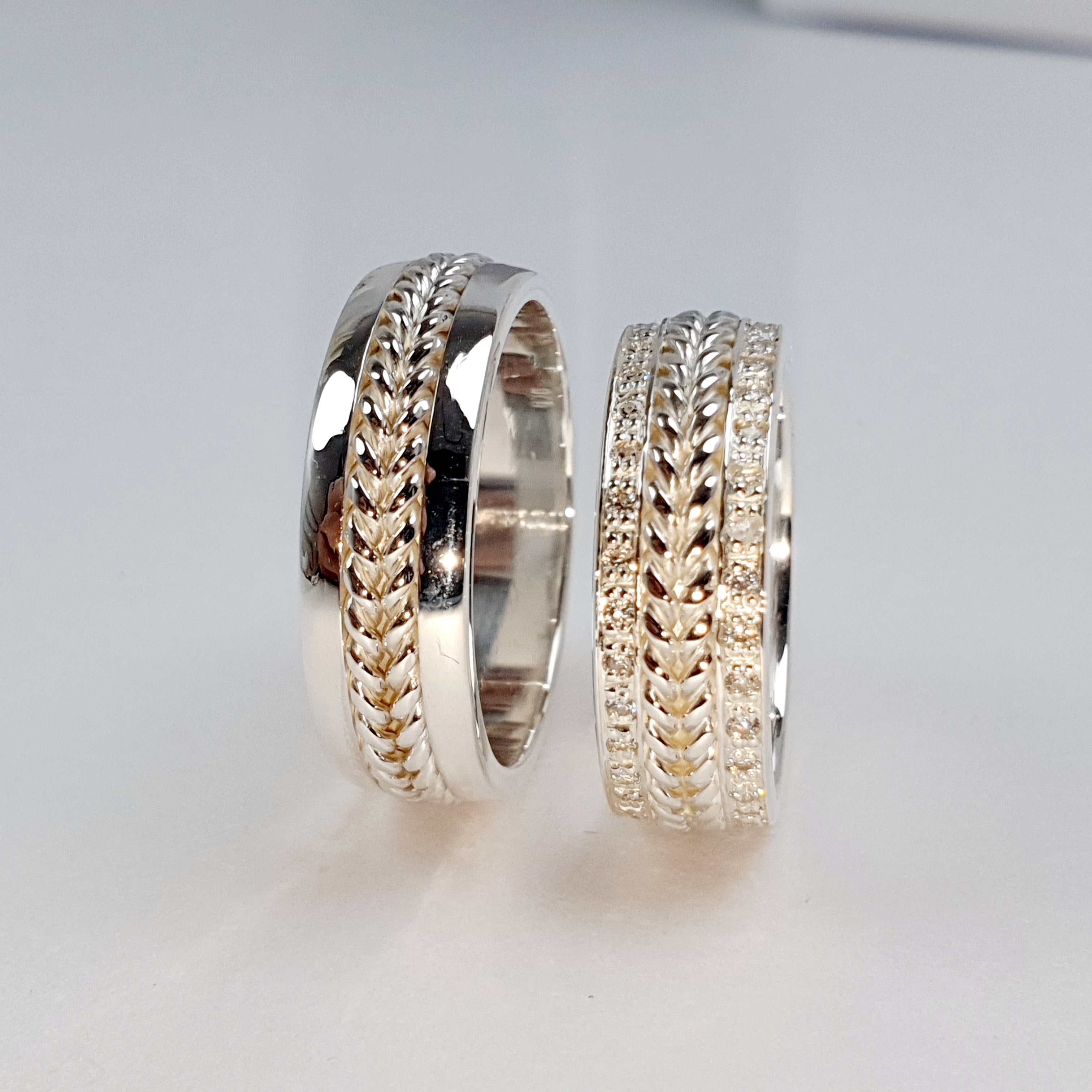 Alianzas en plata con soga y piedras