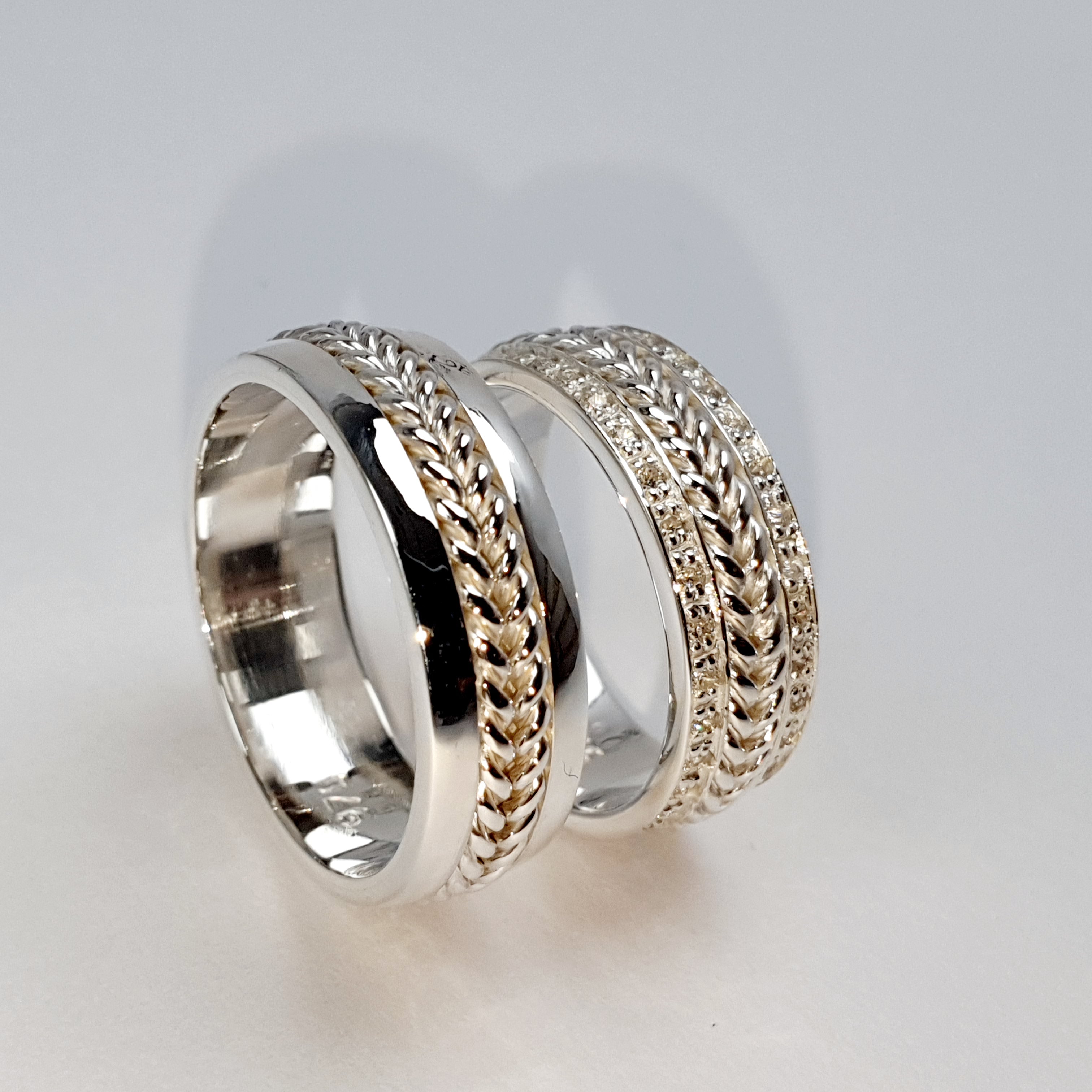 Alianzas en plata con soga y piedras