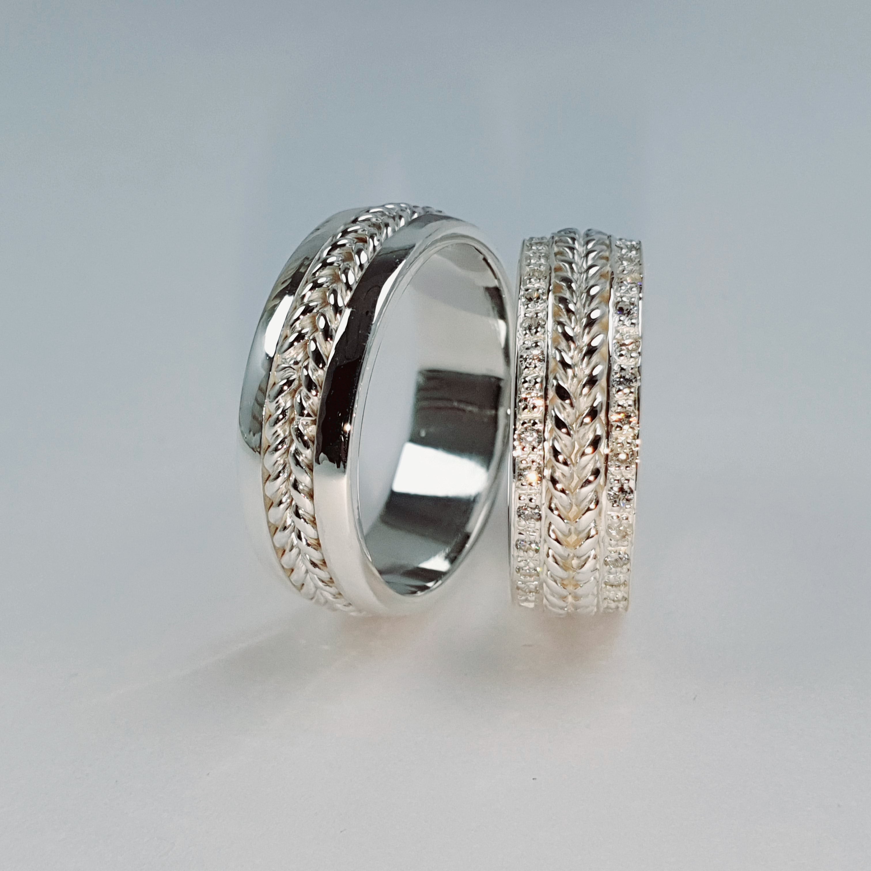 Alianzas en plata con soga y piedras