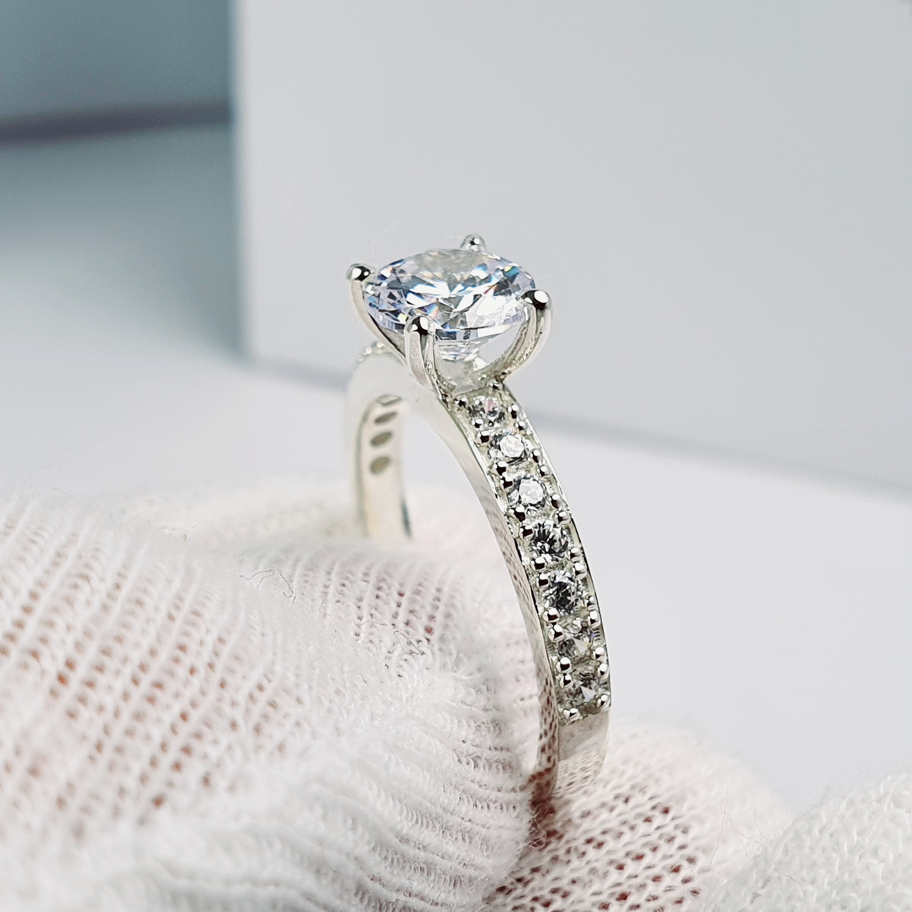 Anillo Mia de Compromiso en Plata Tipo Solitario