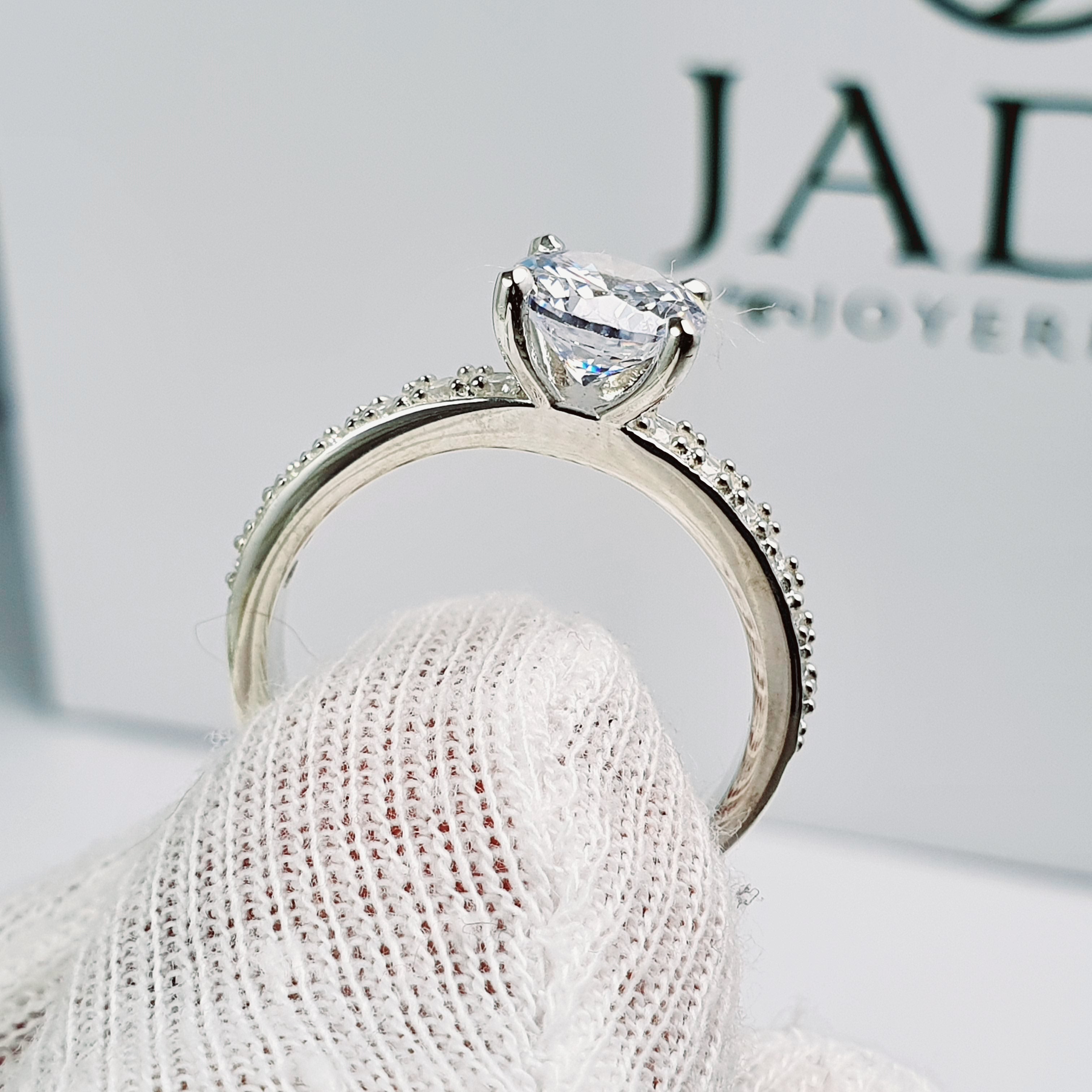 Anillo Mia de Compromiso en Plata Tipo Solitario