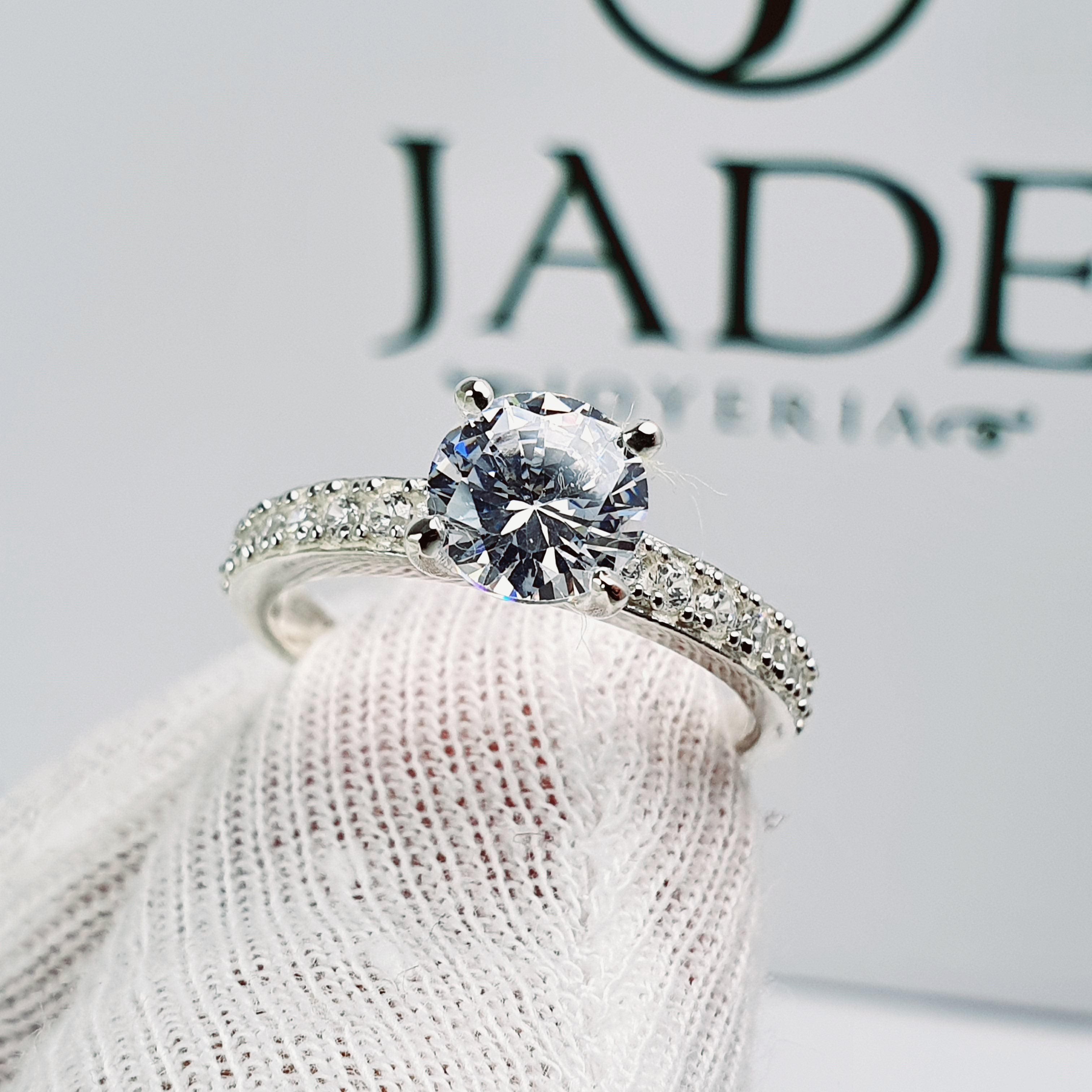 Anillo Mia de Compromiso en Plata Tipo Solitario