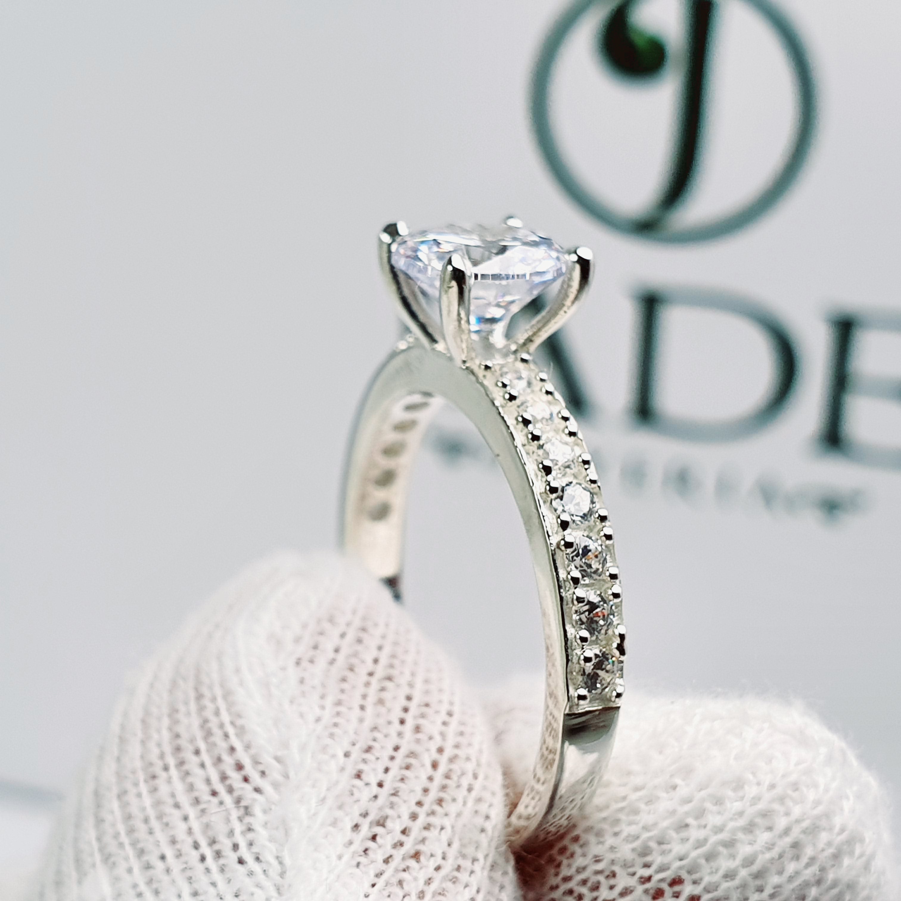 Anillo Mia de Compromiso en Plata Tipo Solitario