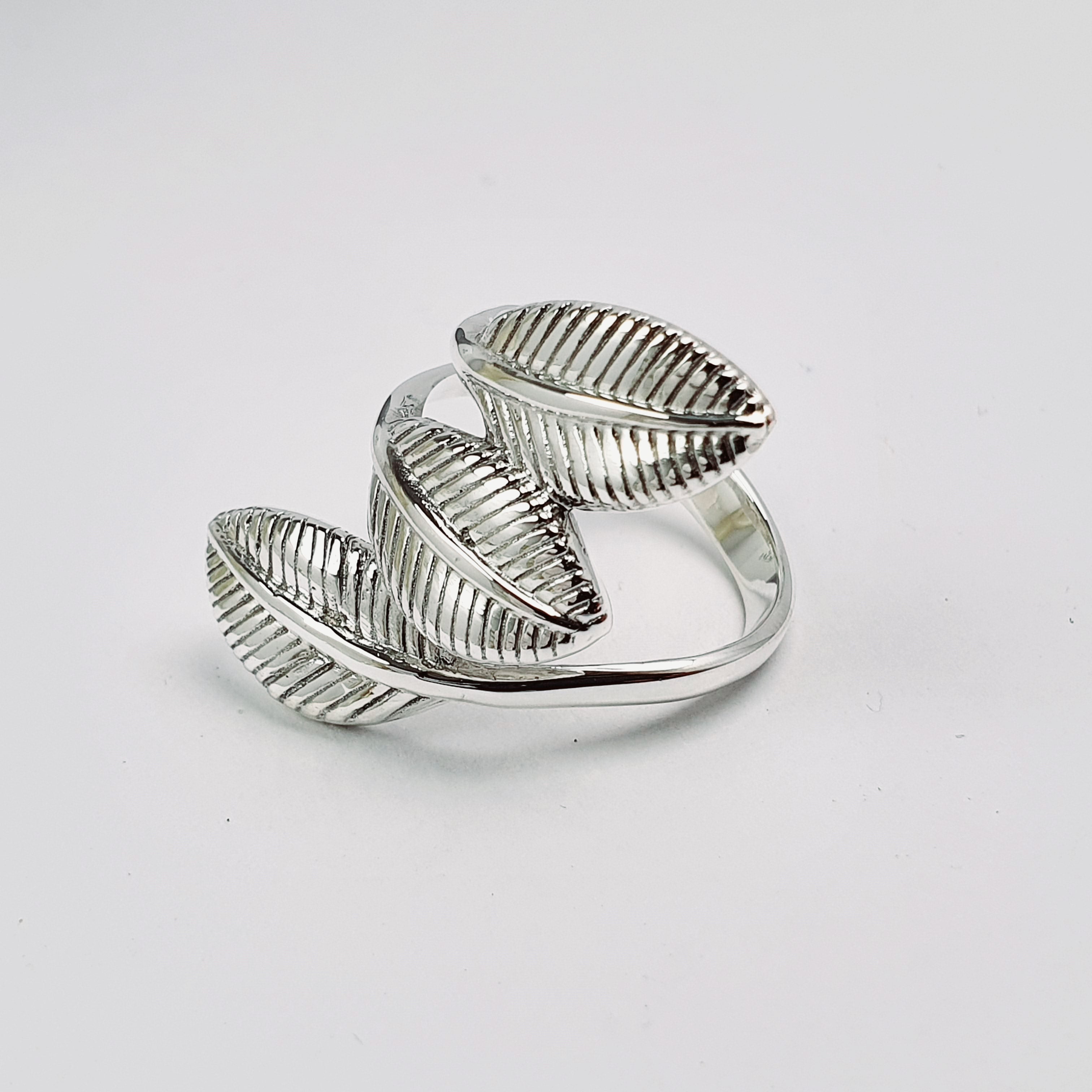 Sortija de Dama con Hojas