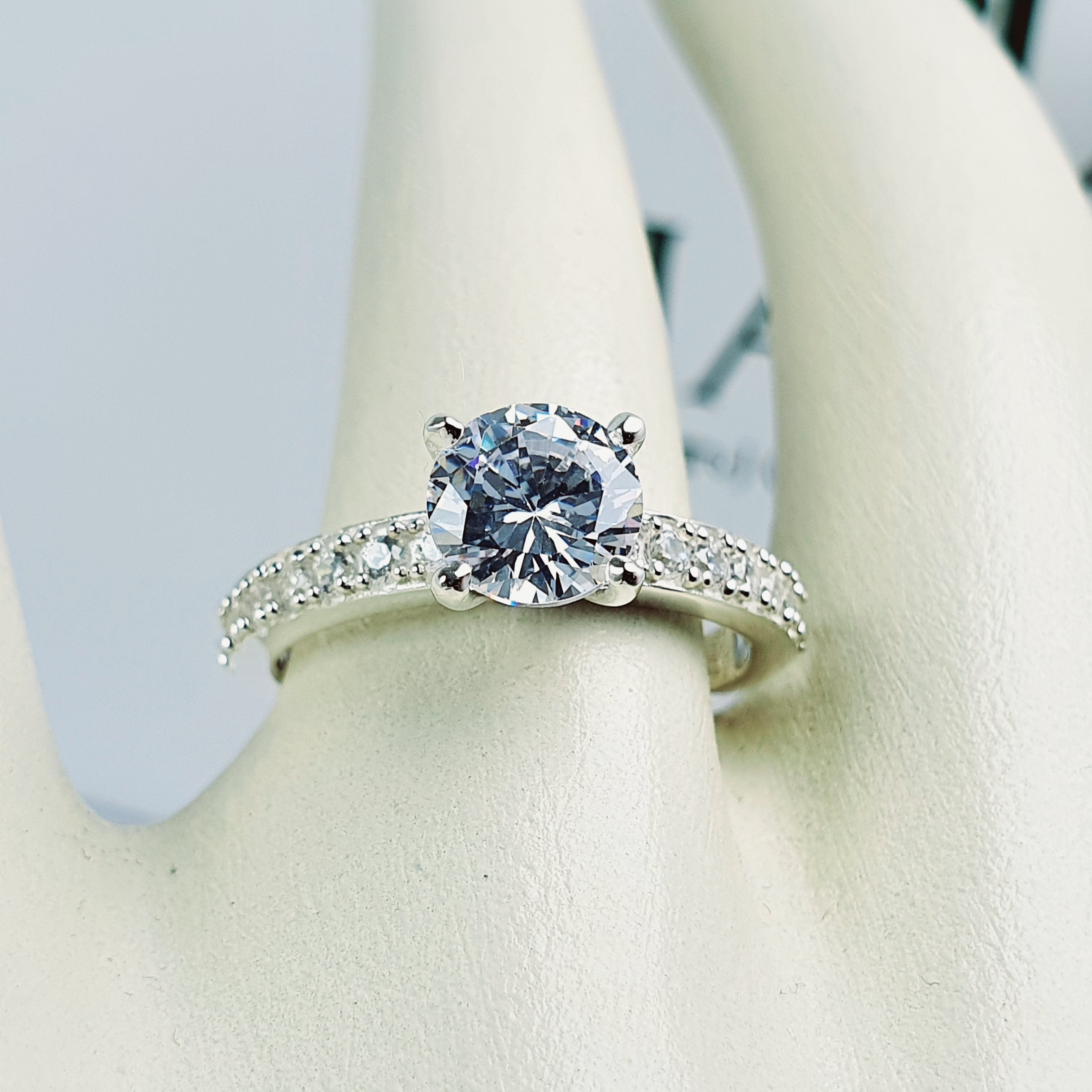 Anillo Mia de Compromiso en Plata Tipo Solitario