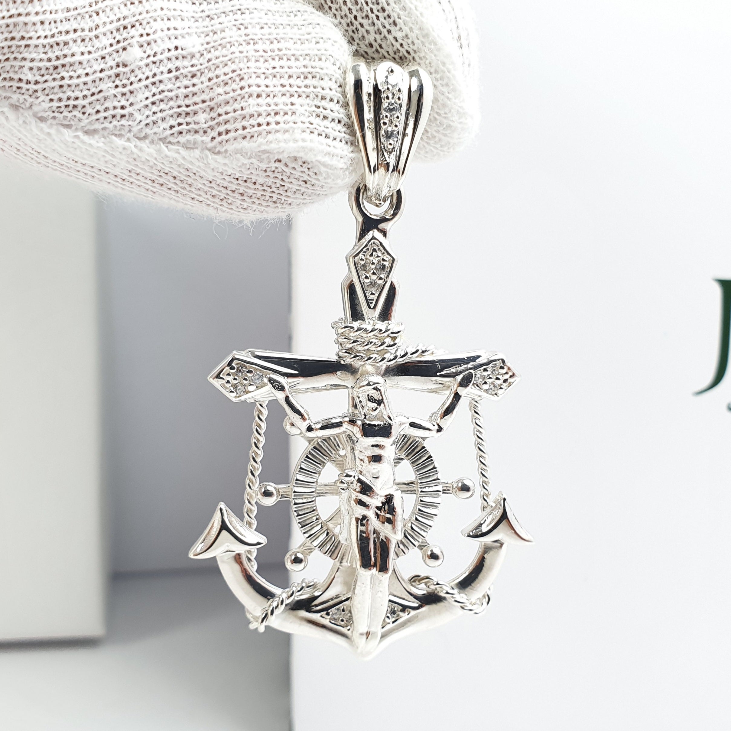 Dije de Ancla con Cristo para Varón