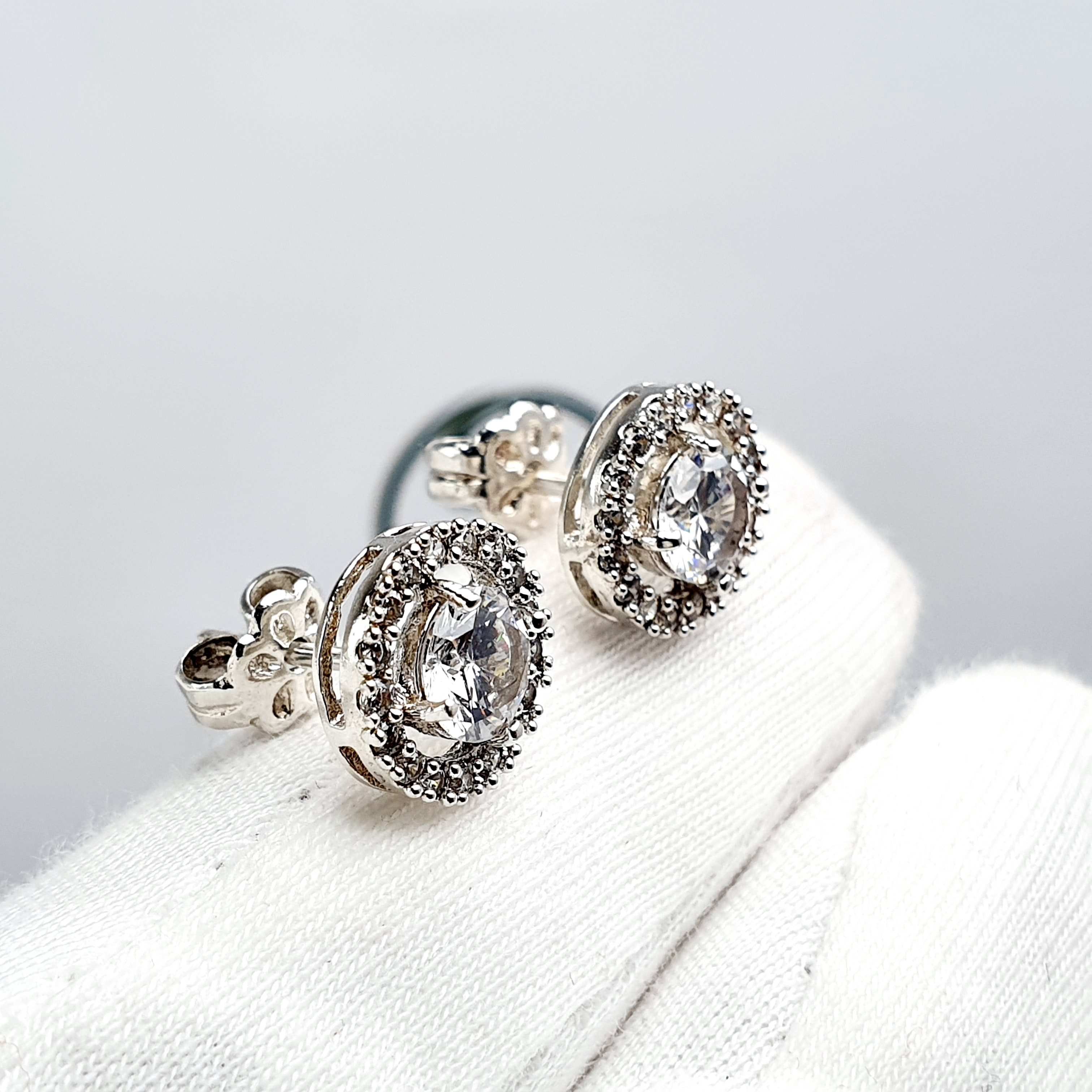 Aretes roseta en plata con piedra