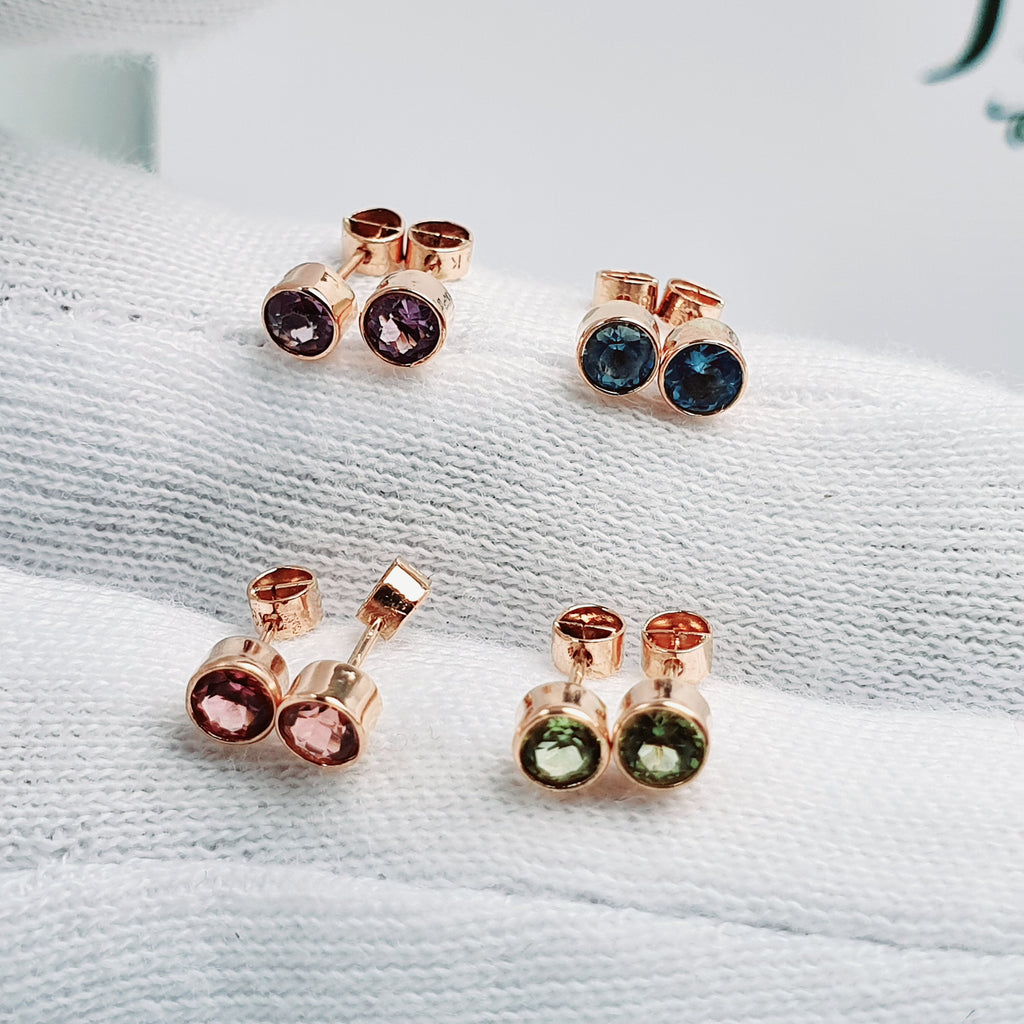 Aretes punto de luz para bebé en oro 18k