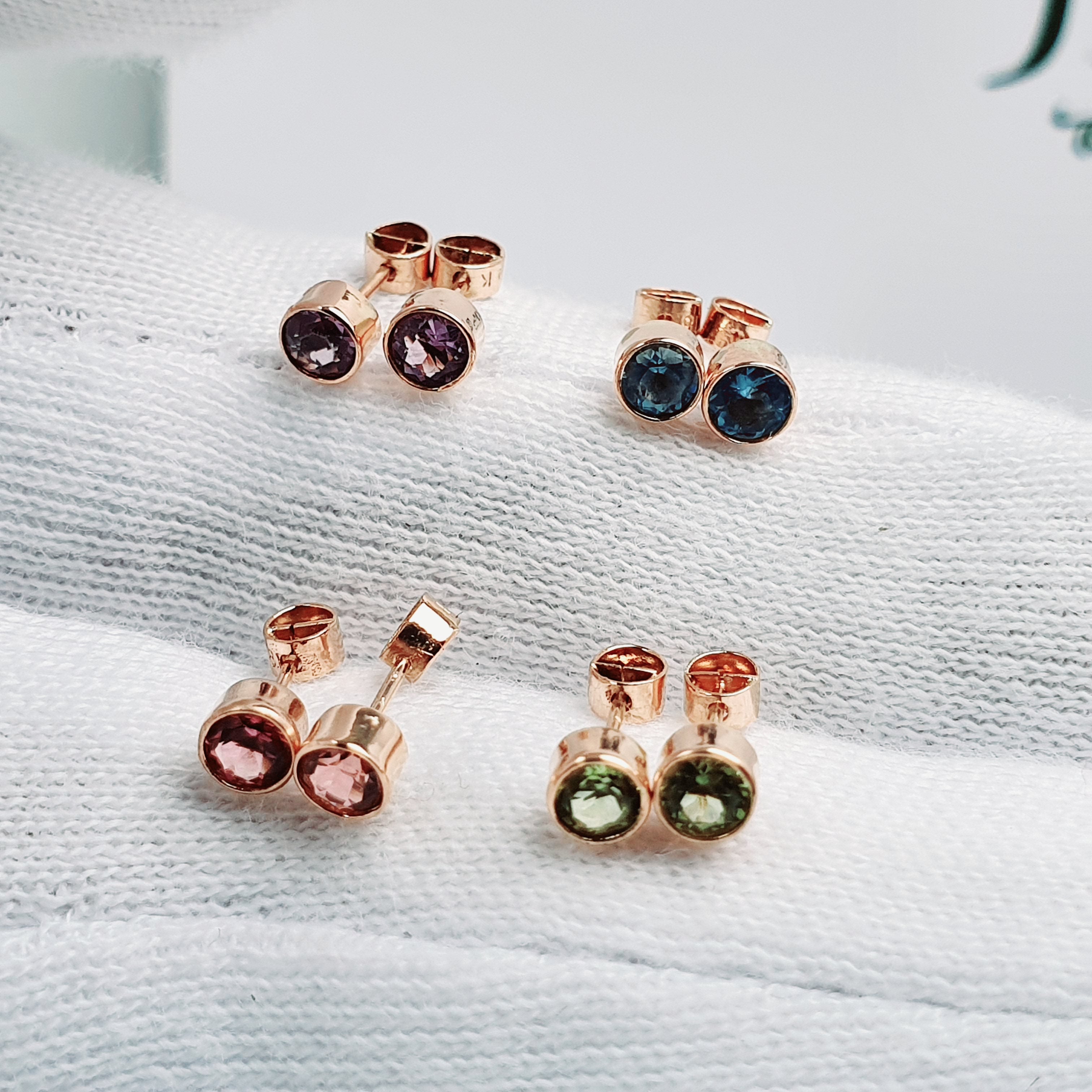 Aretes punto de luz para bebé en oro 18k