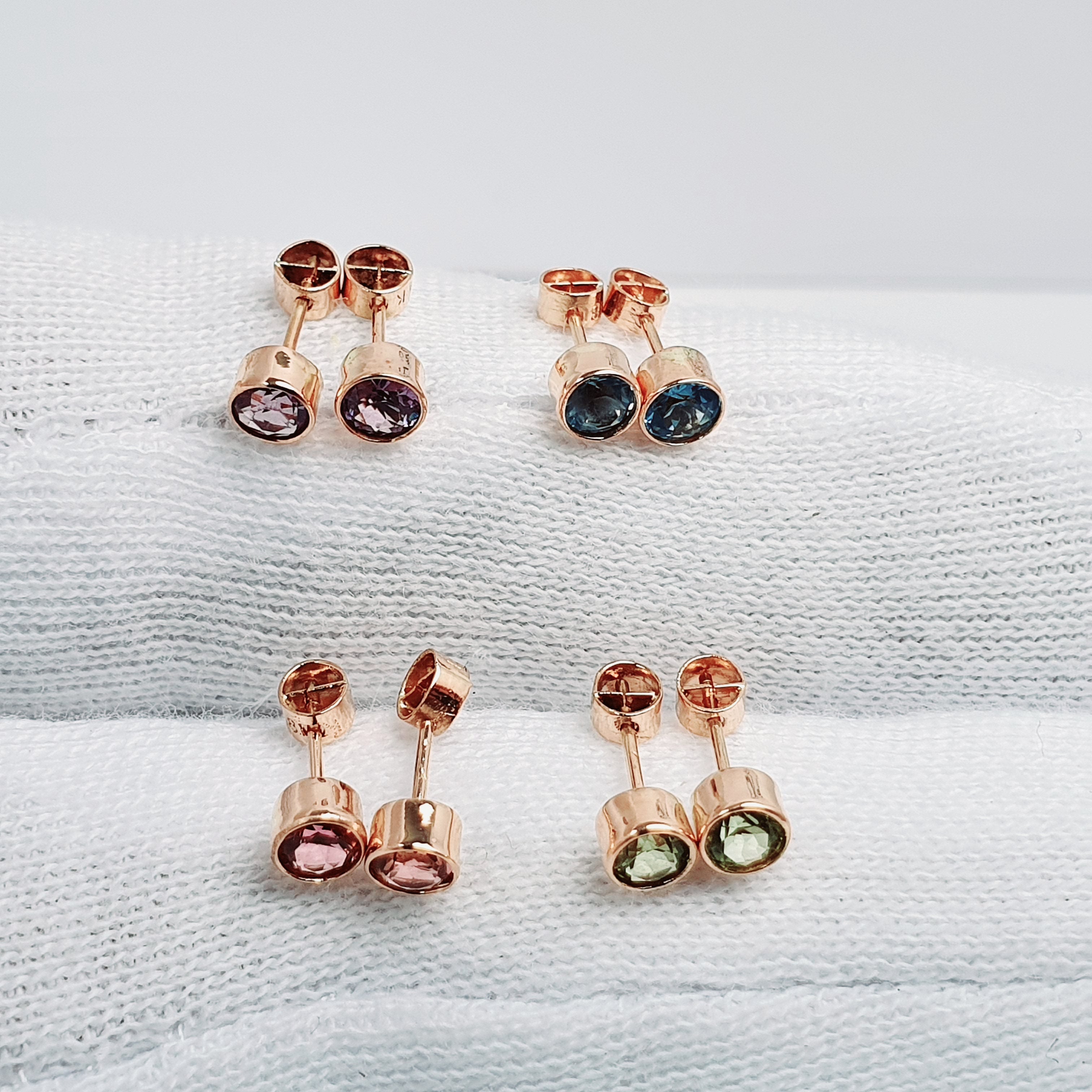 Aretes punto de luz para bebé en oro 18k