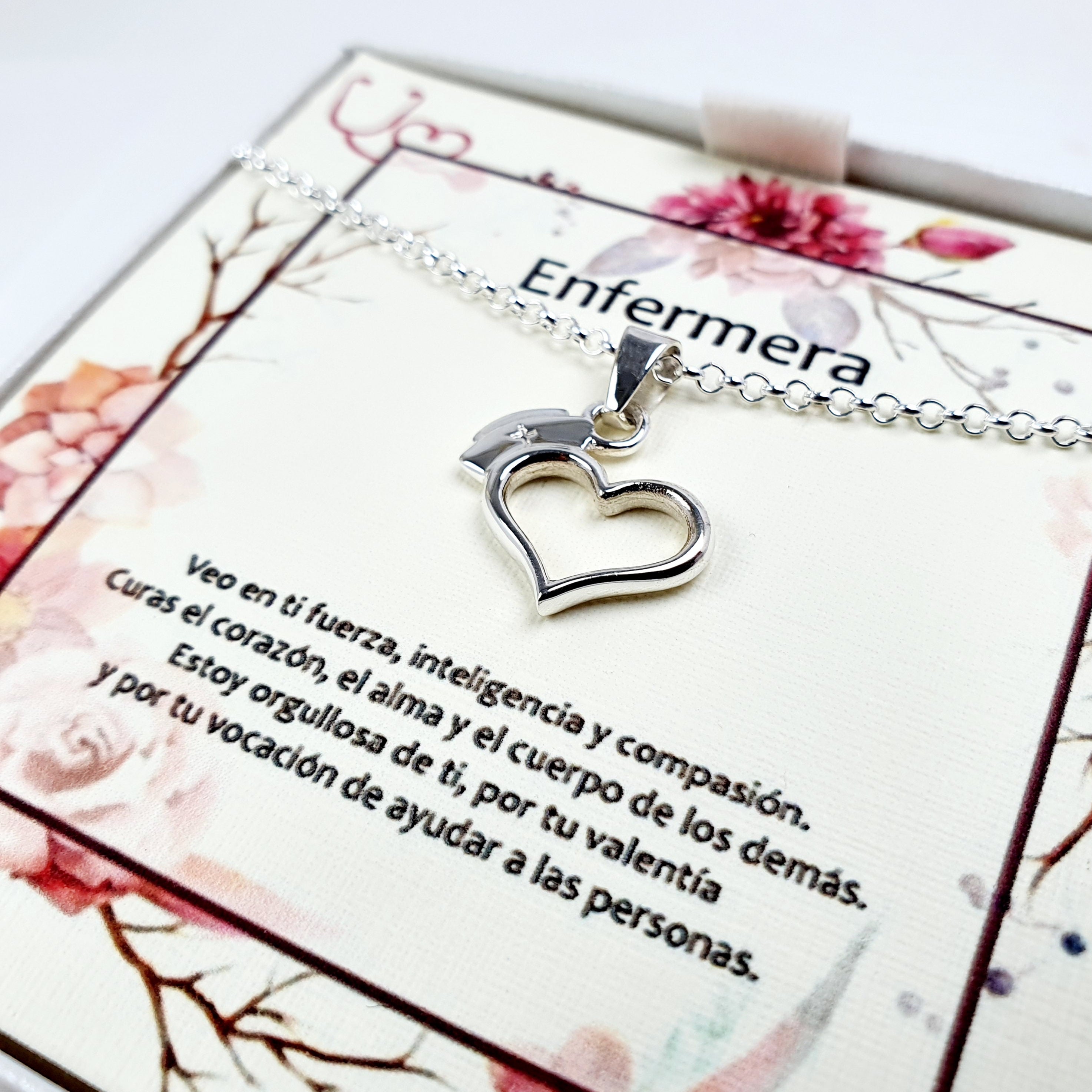 Collar de la enfermera en plata