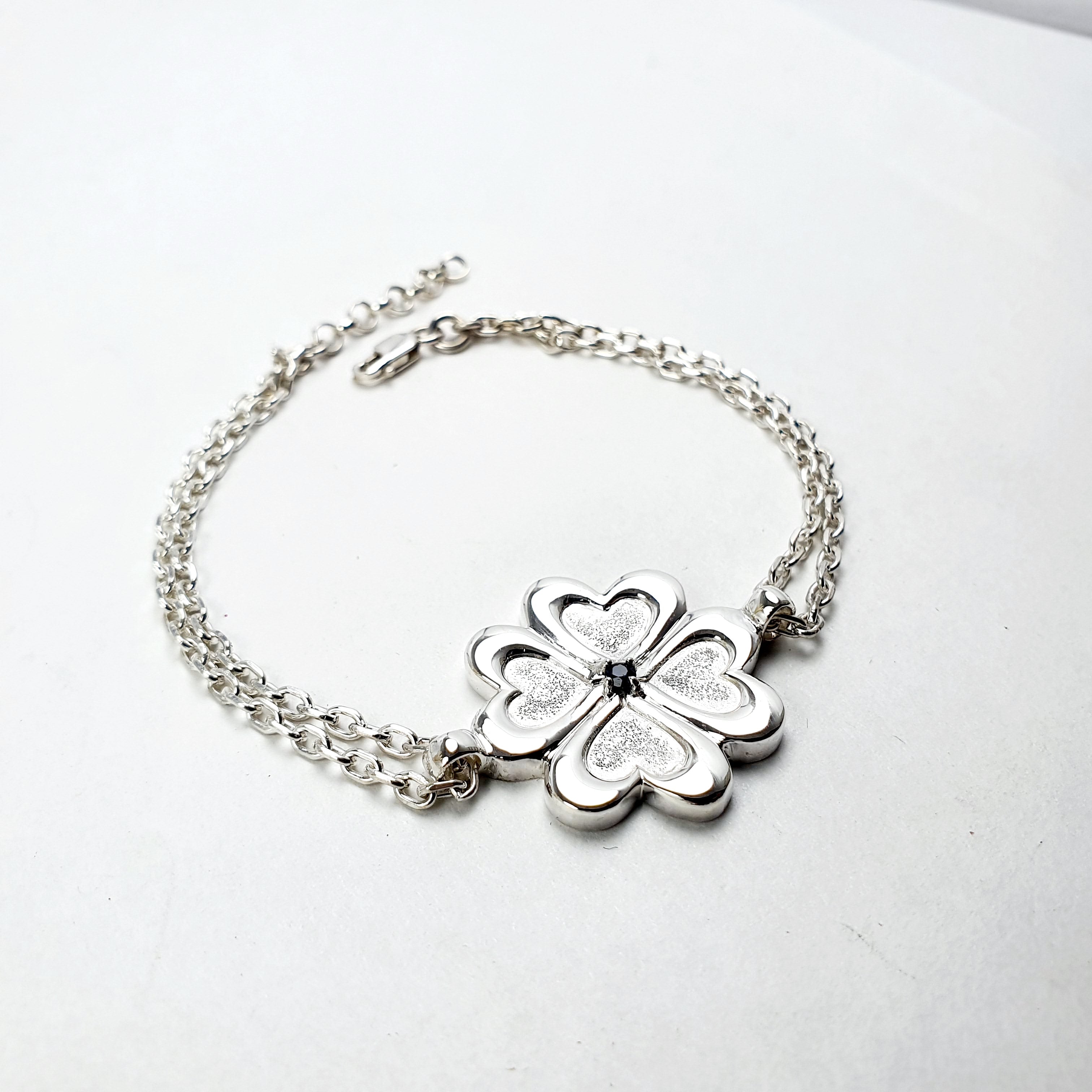 Pulsera en plata para dama trébol y corazon