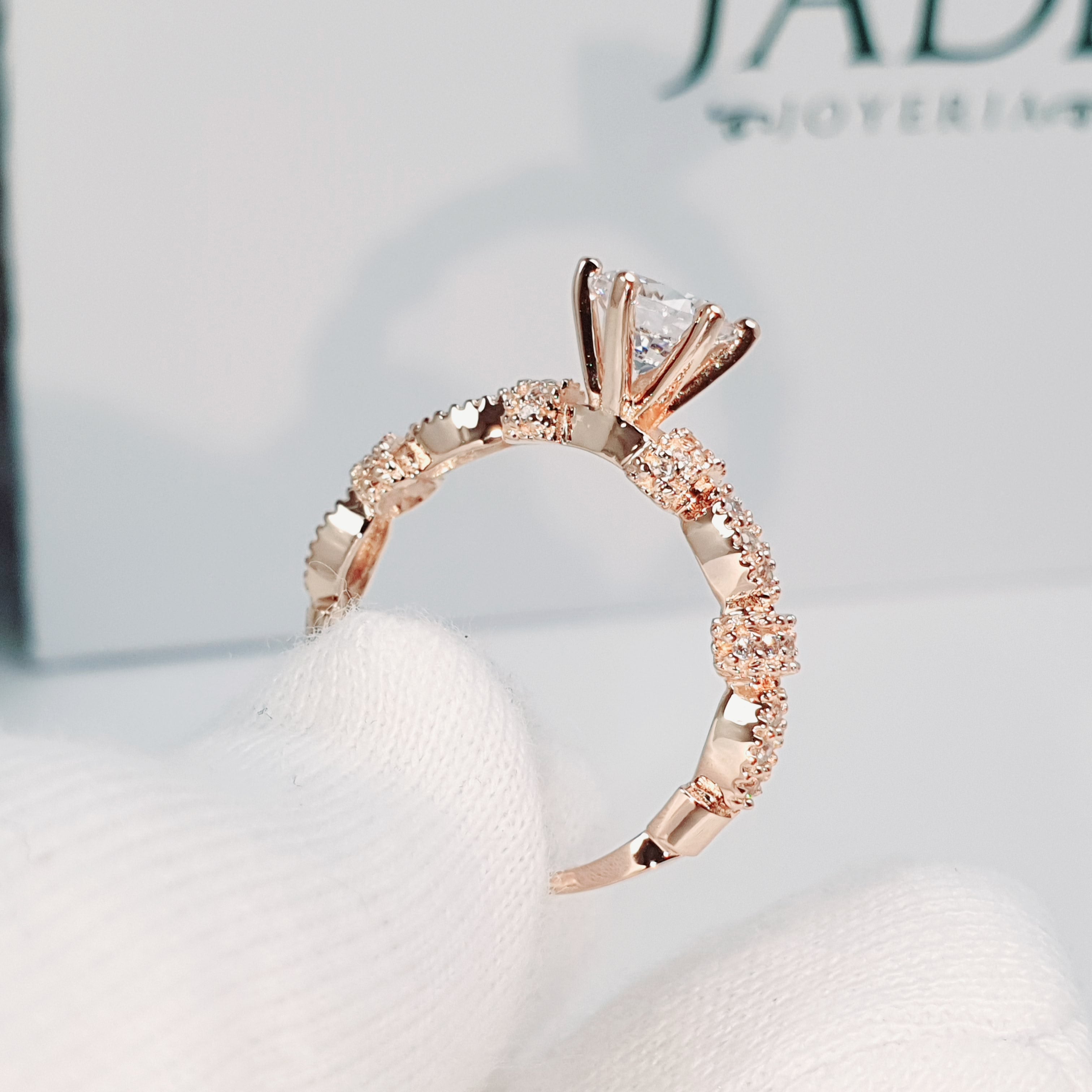 Anillo de Compromiso con Moissanita "Queen"