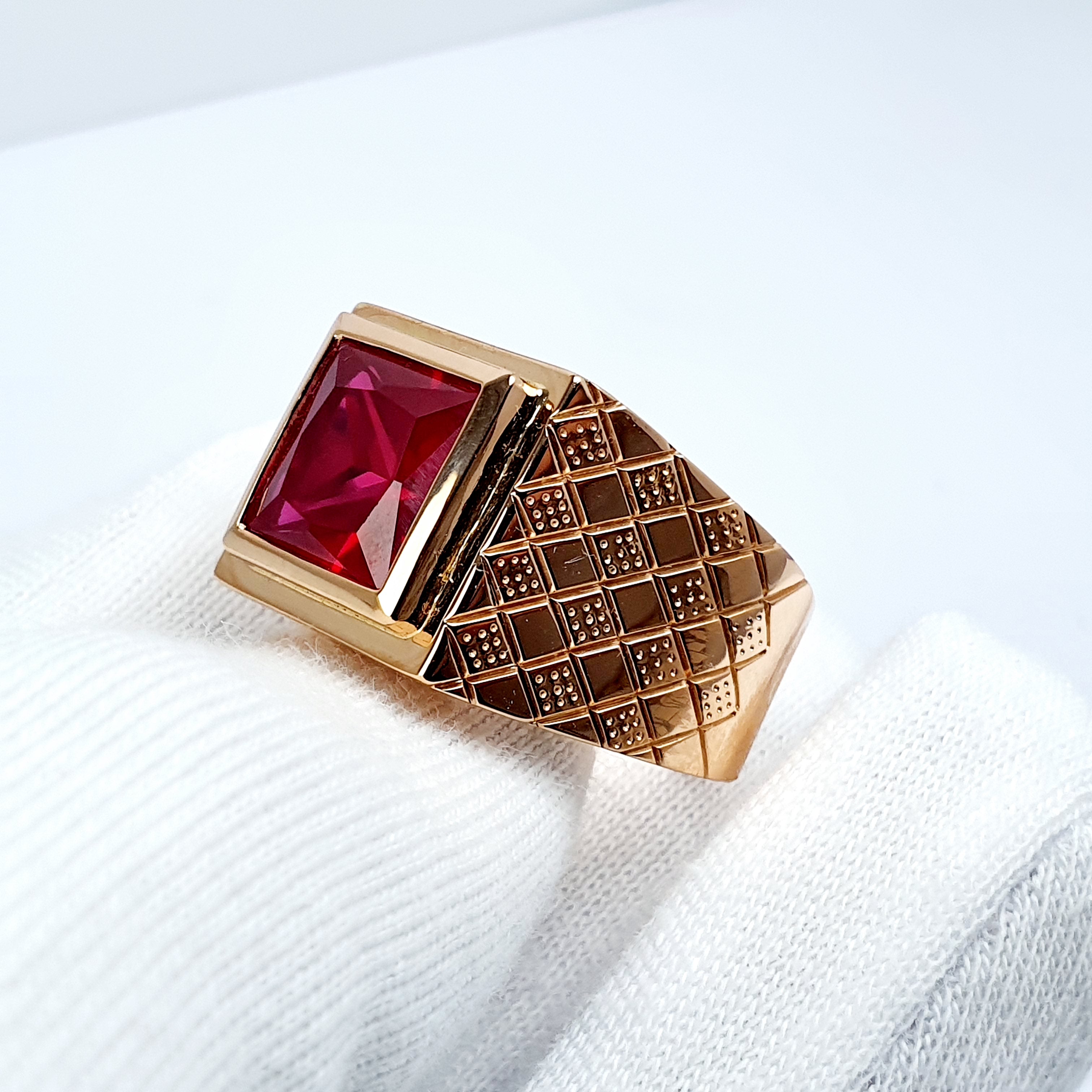 Anillo Chevalier  con Piedra Cuadrada Roja para Varón en Oro 18k