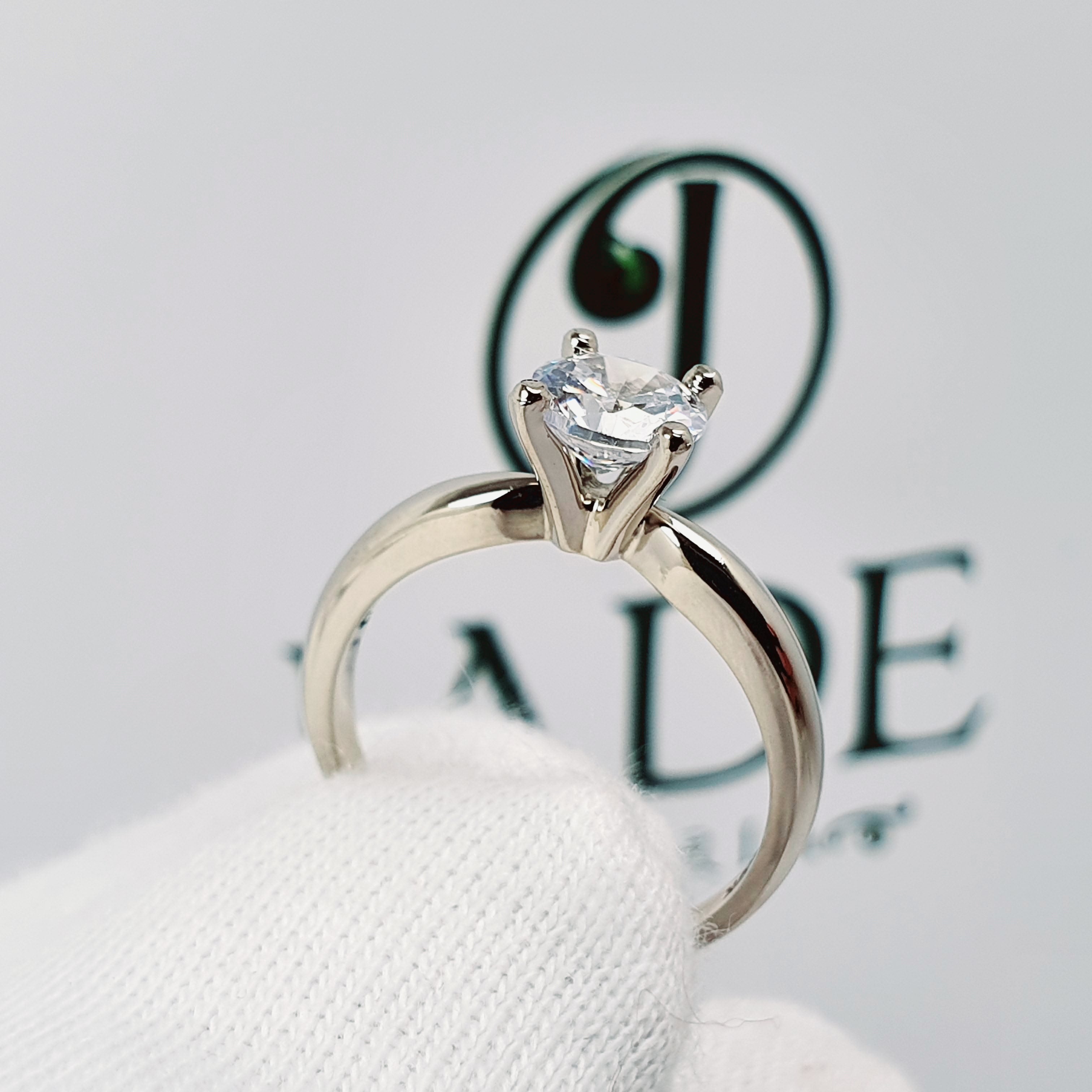 Anillo de compromiso solitario en Oro blanco 18k