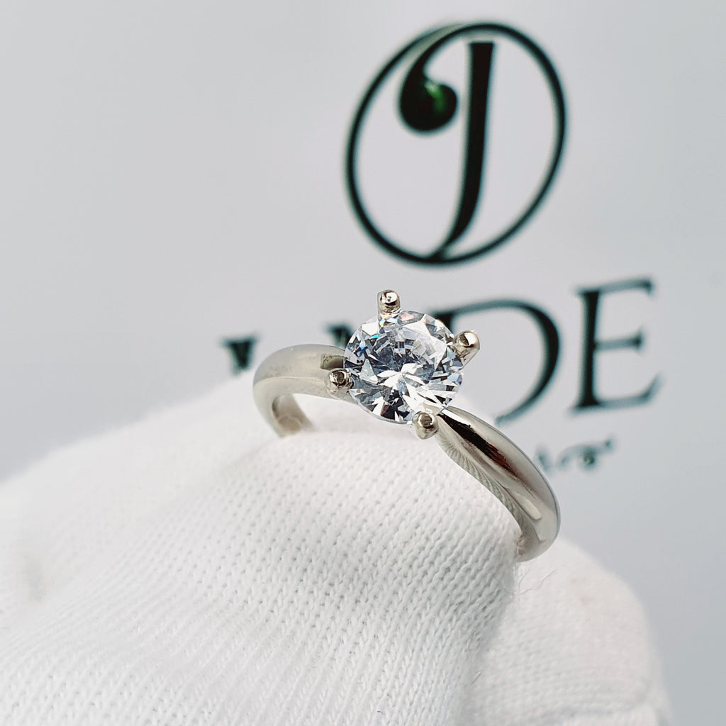 Anillo de compromiso solitario en Oro blanco 18k