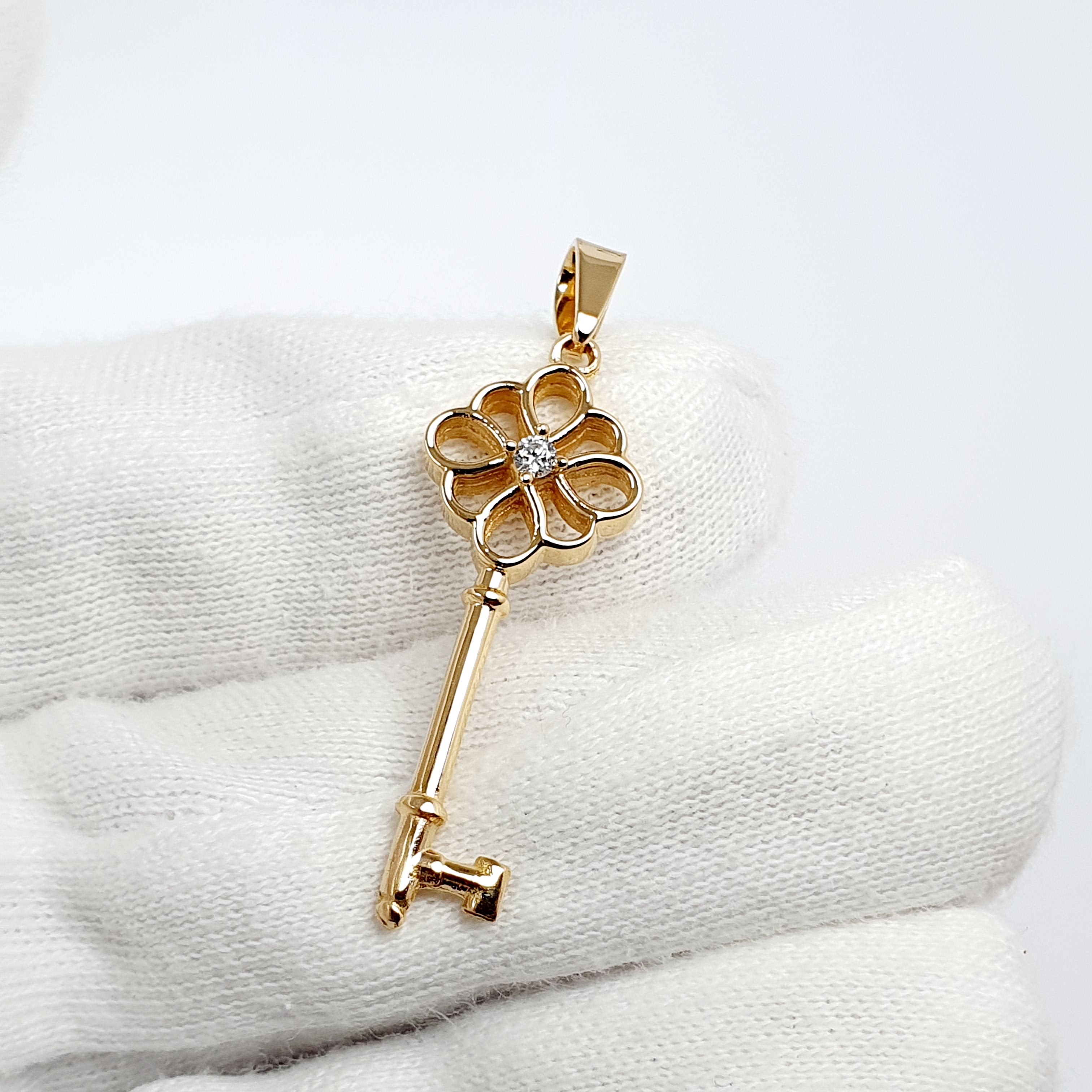 Dije de llave en oro 18k