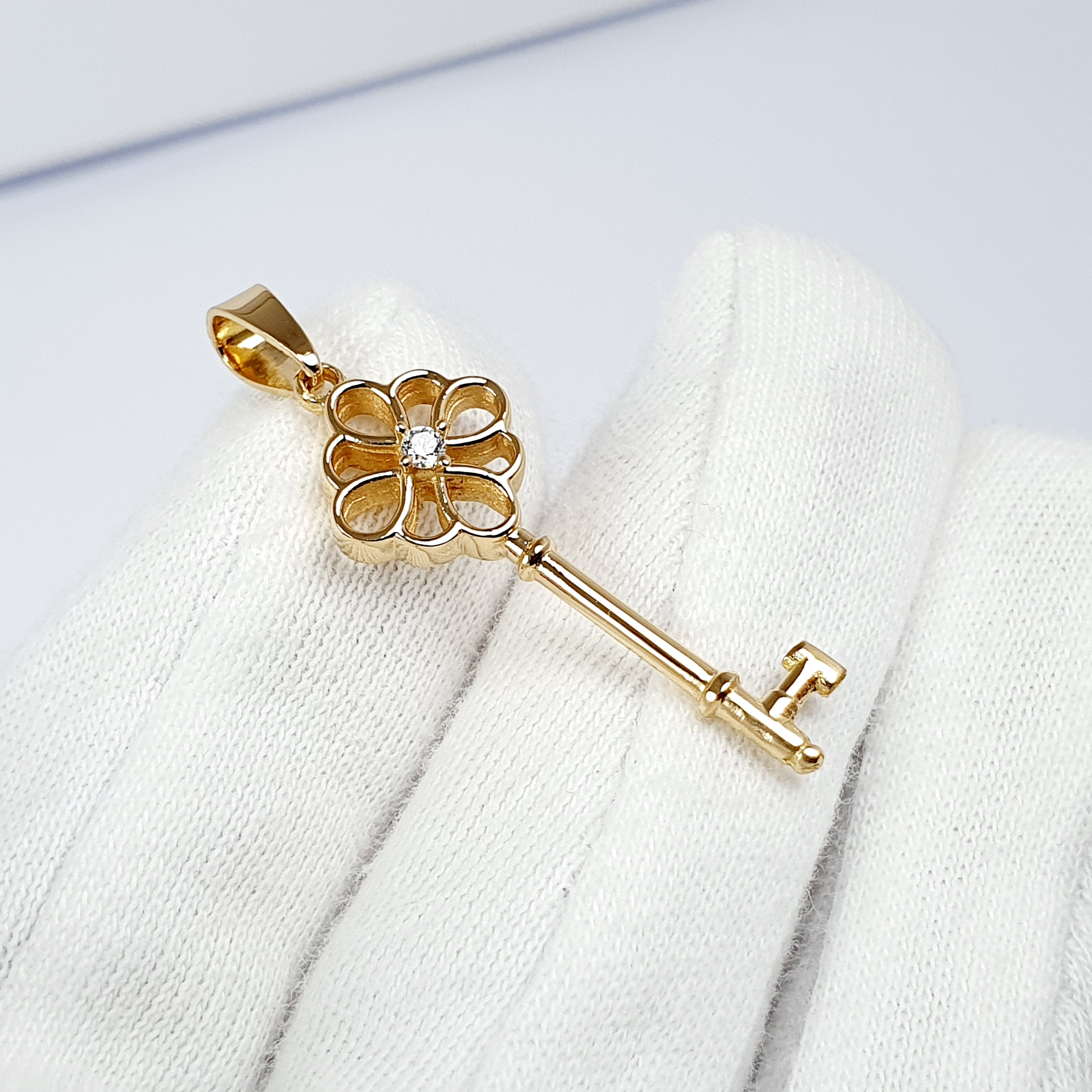 Dije de llave en oro 18k