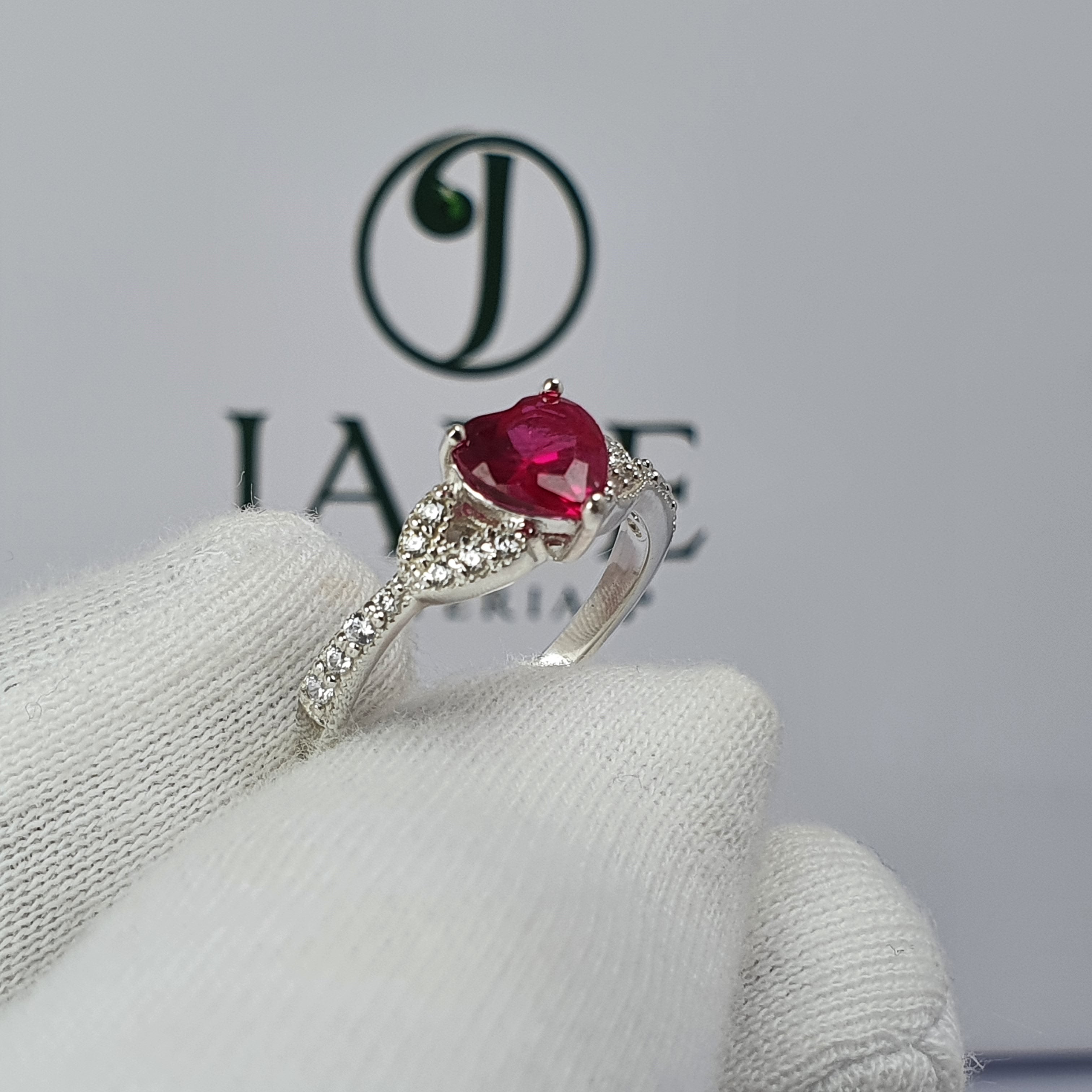 Anillo de corazon rojo en plata de ley