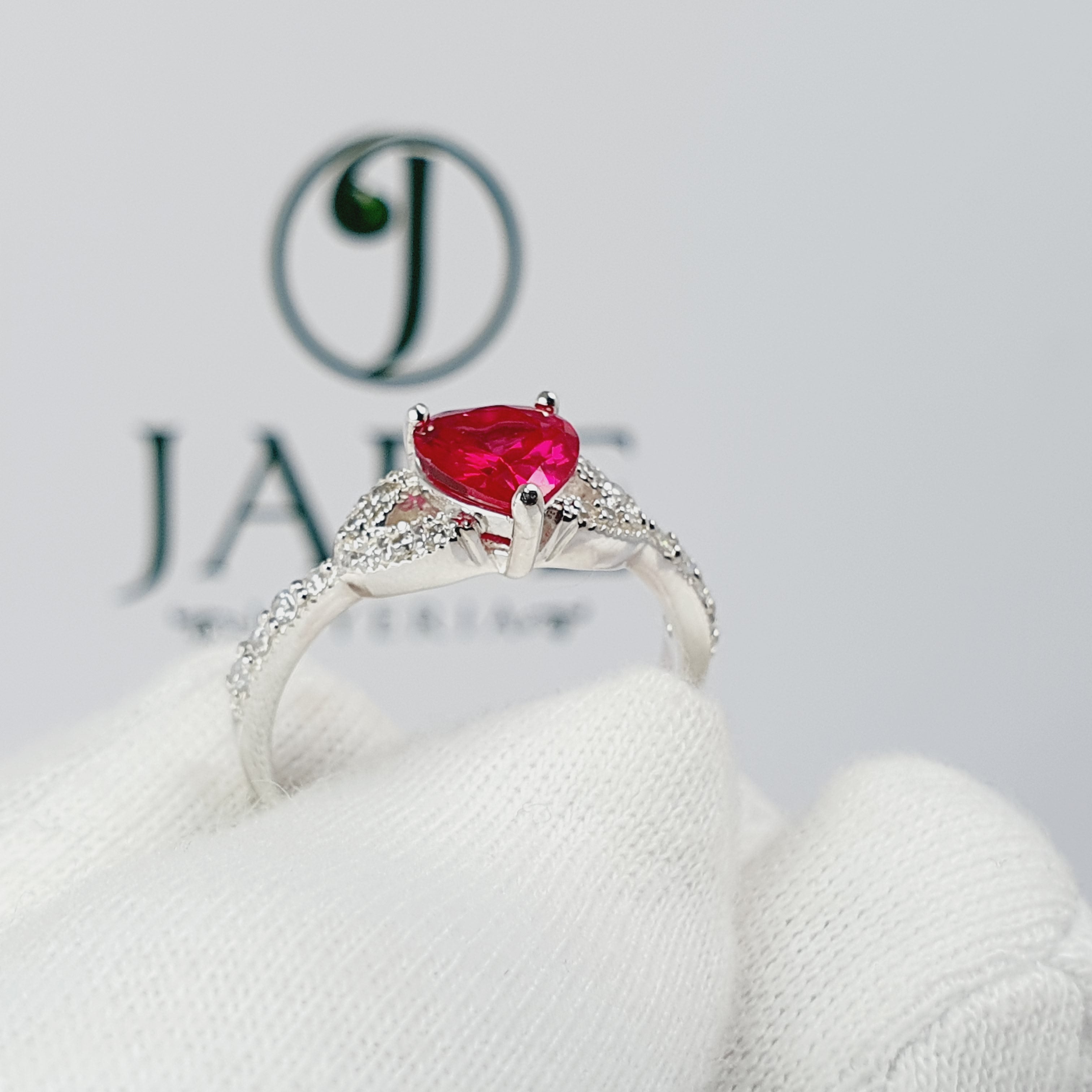 Anillo de corazon rojo en plata de ley