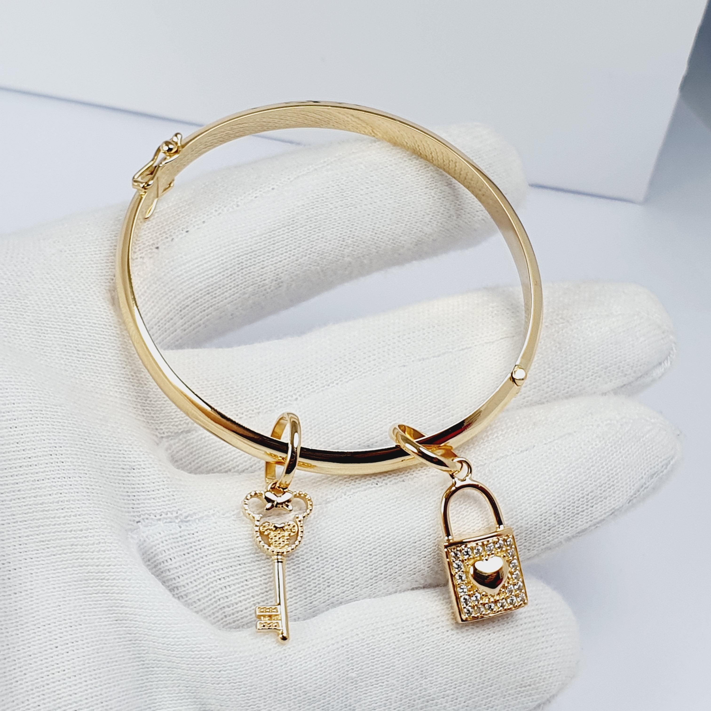 Puñera con dije de llave y candado oro 18k