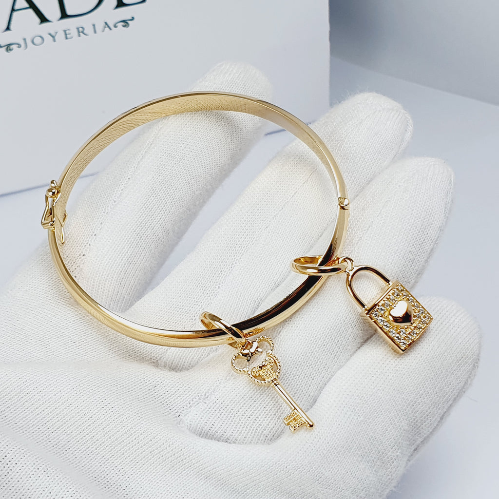 Puñera con dije de llave y candado oro 18k