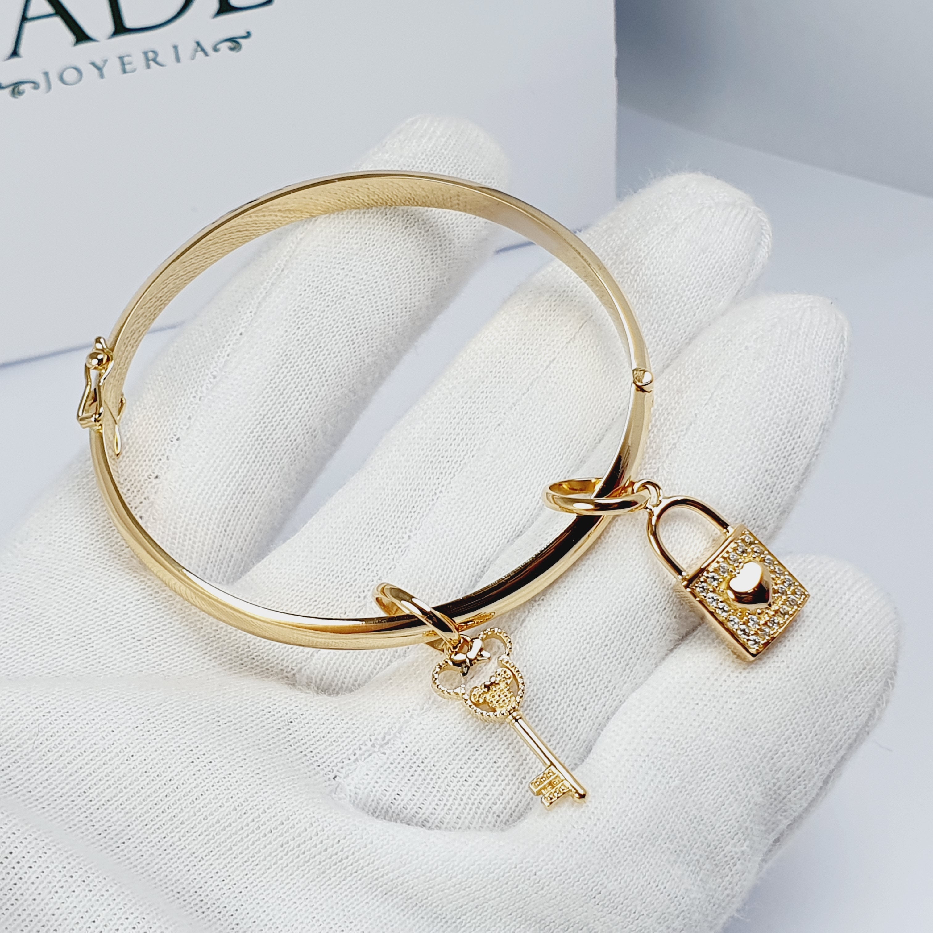 Puñera con dije de llave y candado oro 18k