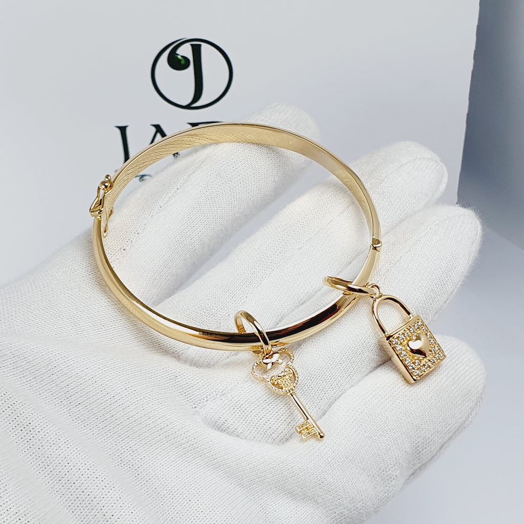 Puñera con dije de llave y candado oro 18k