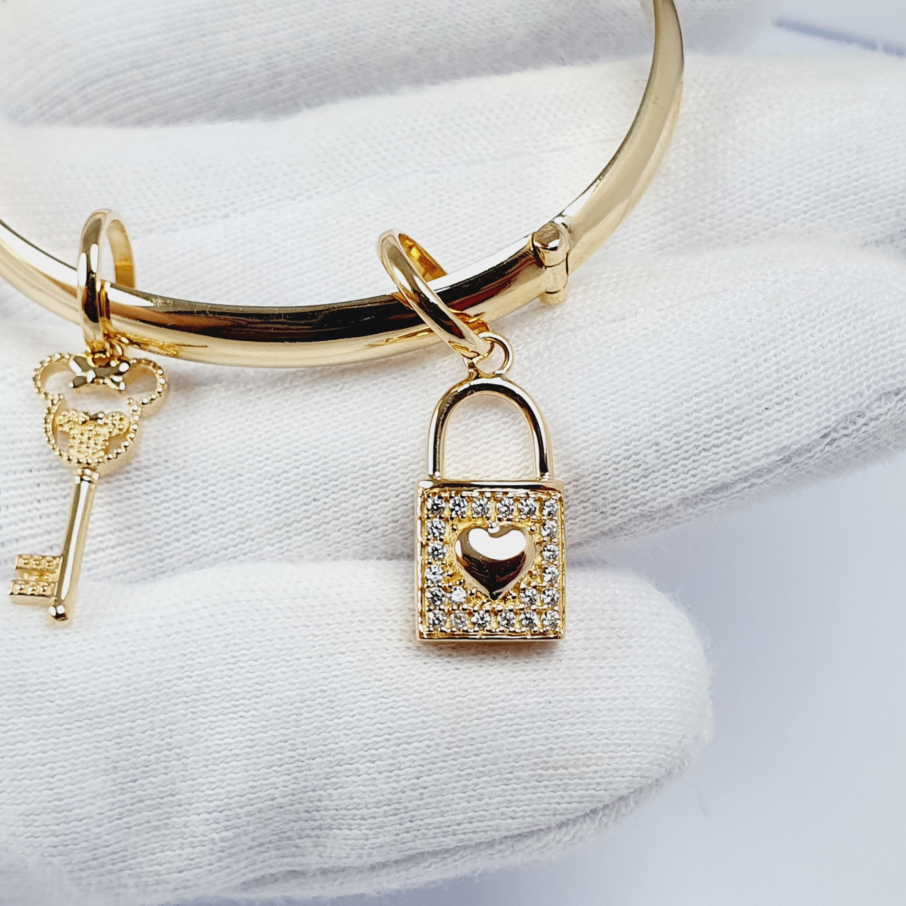 Puñera con dije de llave y candado oro 18k