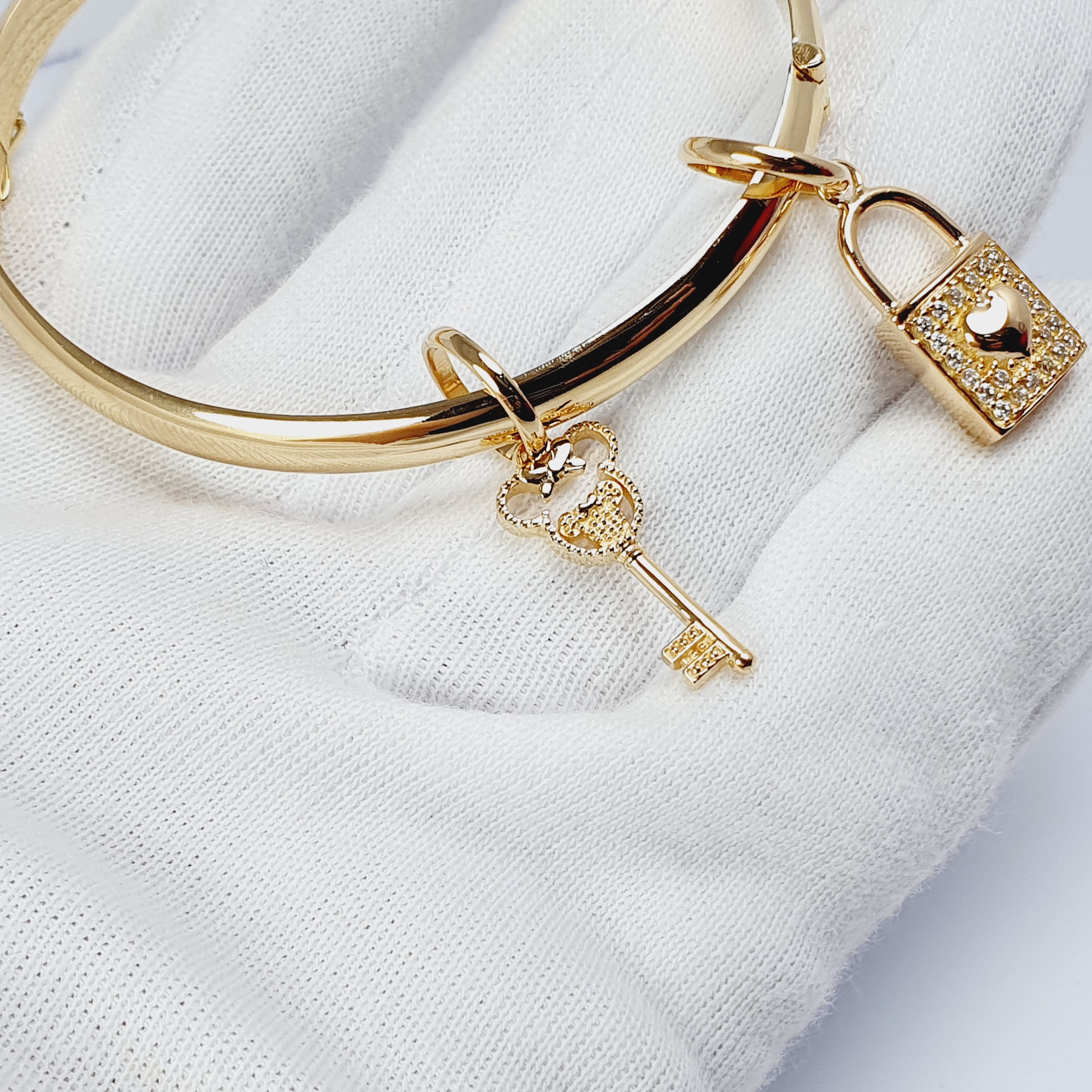 Puñera con dije de llave y candado oro 18k