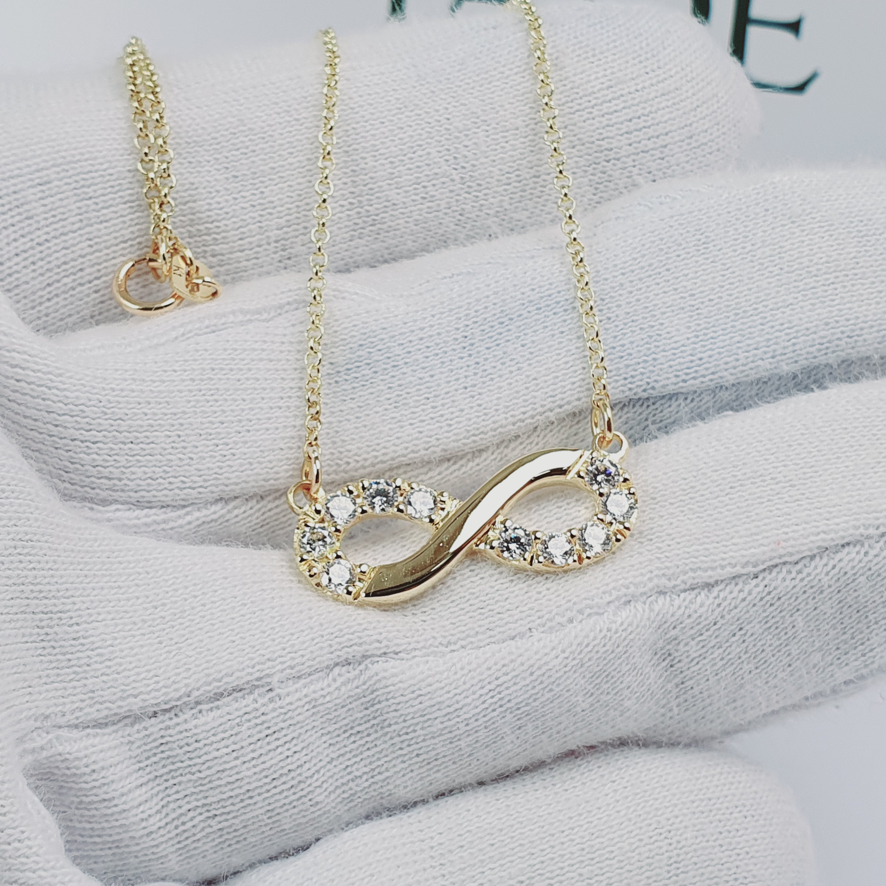 Collar infinito con piedras oro 18k