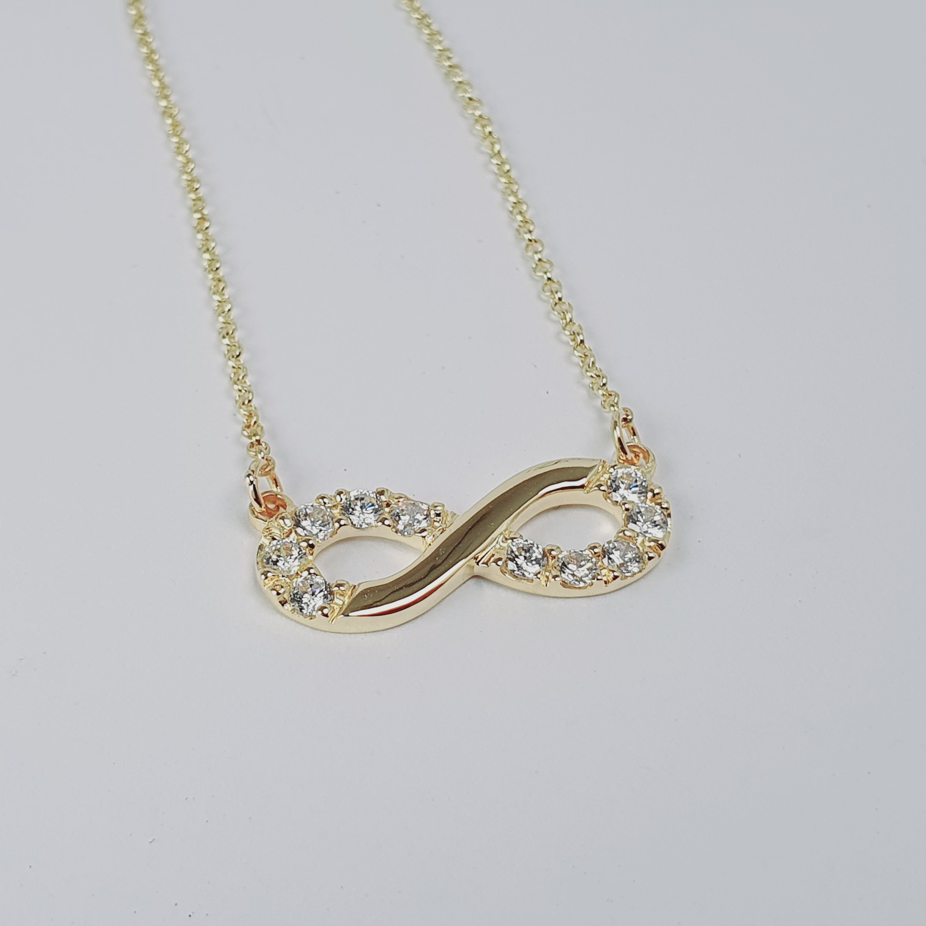 Collar infinito con piedras oro 18k