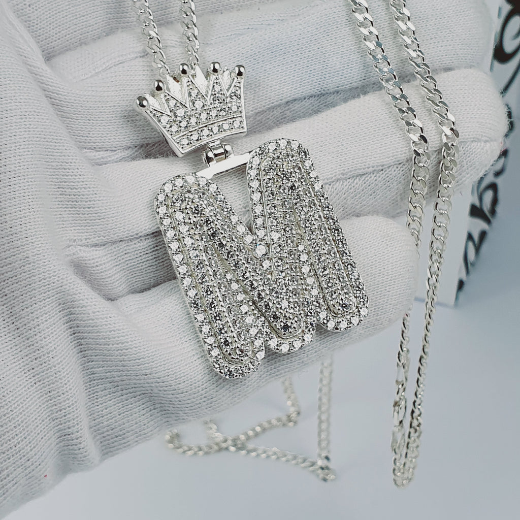 Dije de letra M con piedras y corona en plata