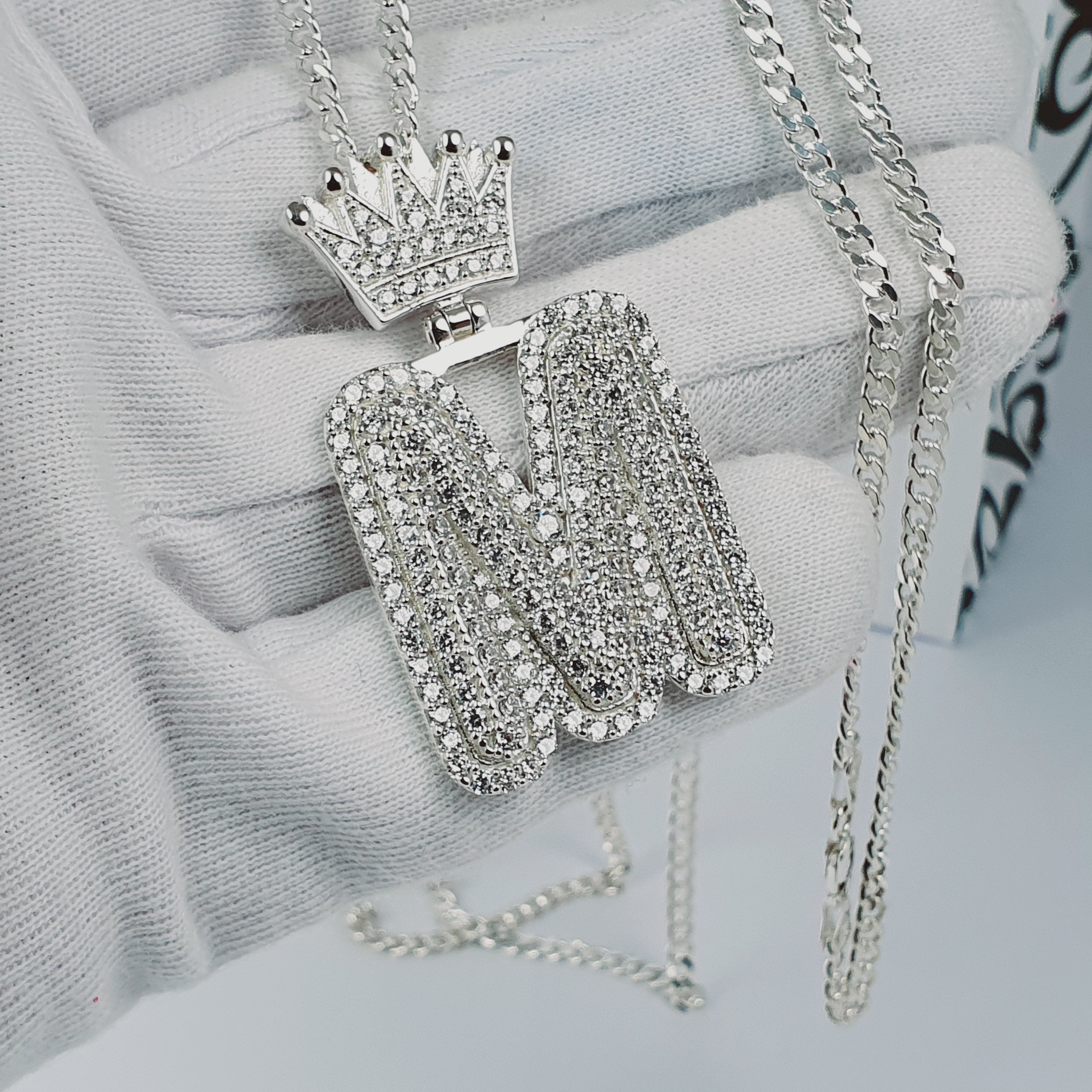 Dije de letra M con piedras y corona en plata