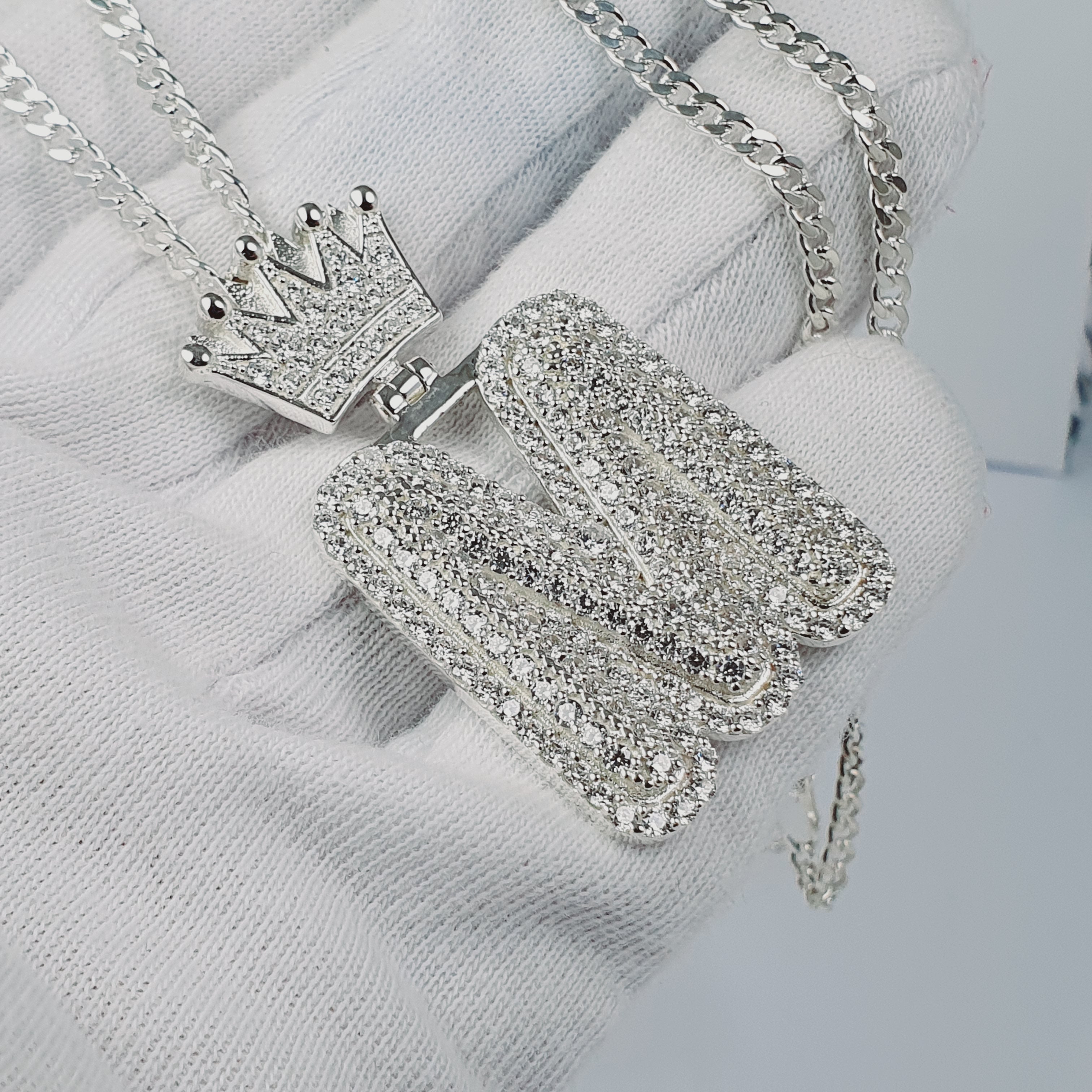 Dije de letra M con piedras y corona en plata