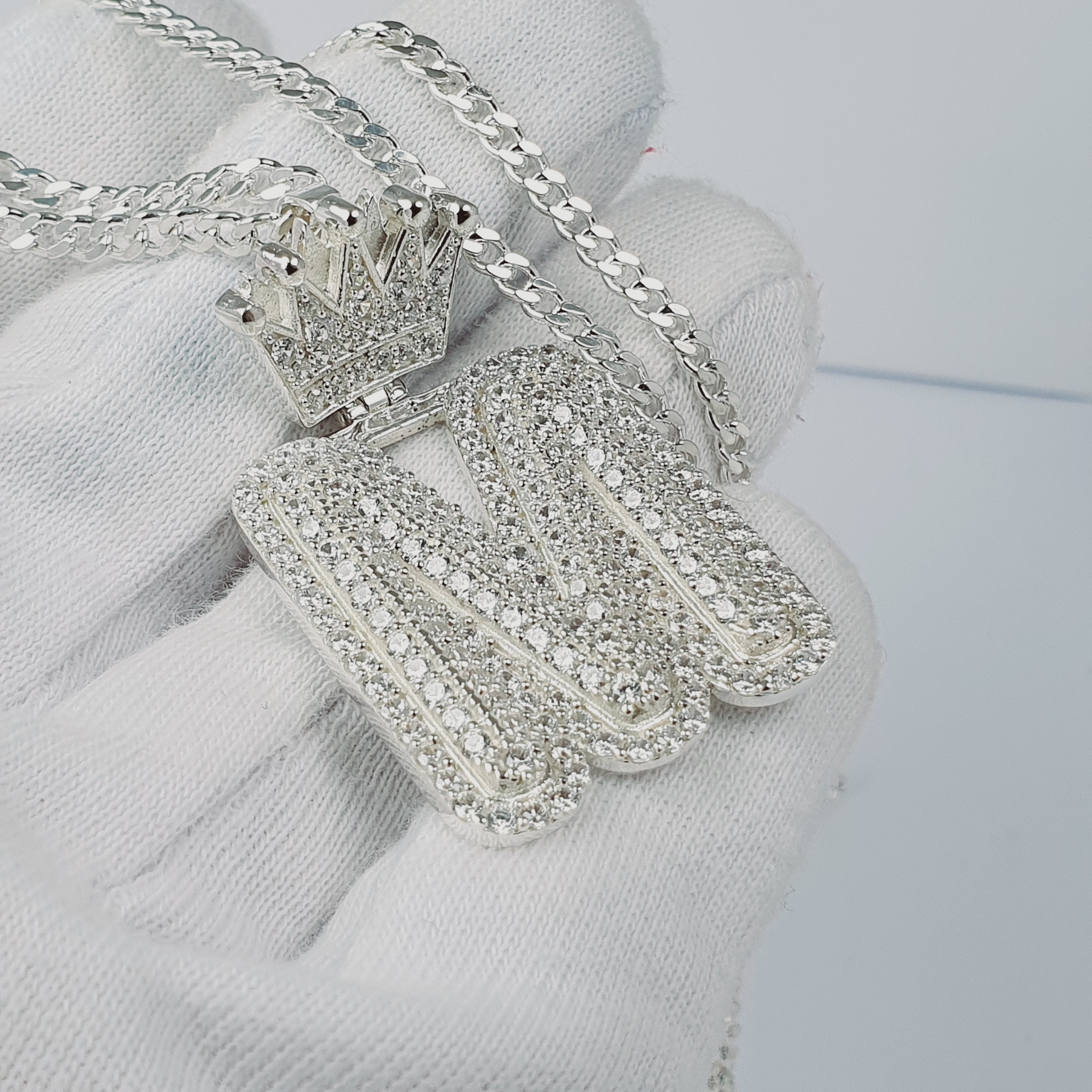 Dije de letra M con piedras y corona en plata