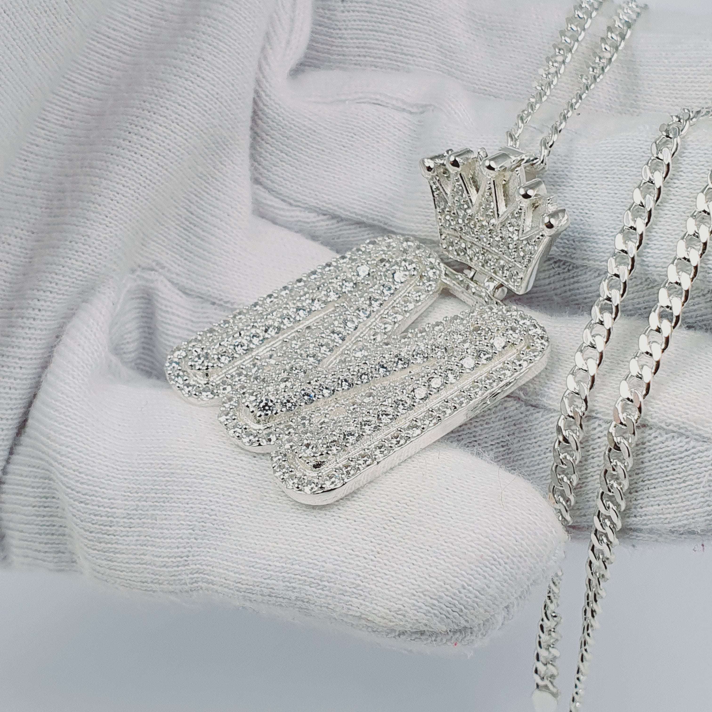 Dije de letra M con piedras y corona en plata