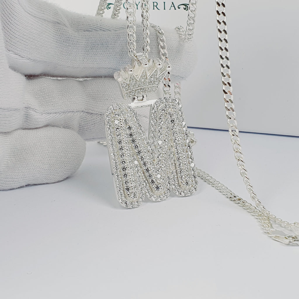 Dije de letra M con piedras y corona en plata
