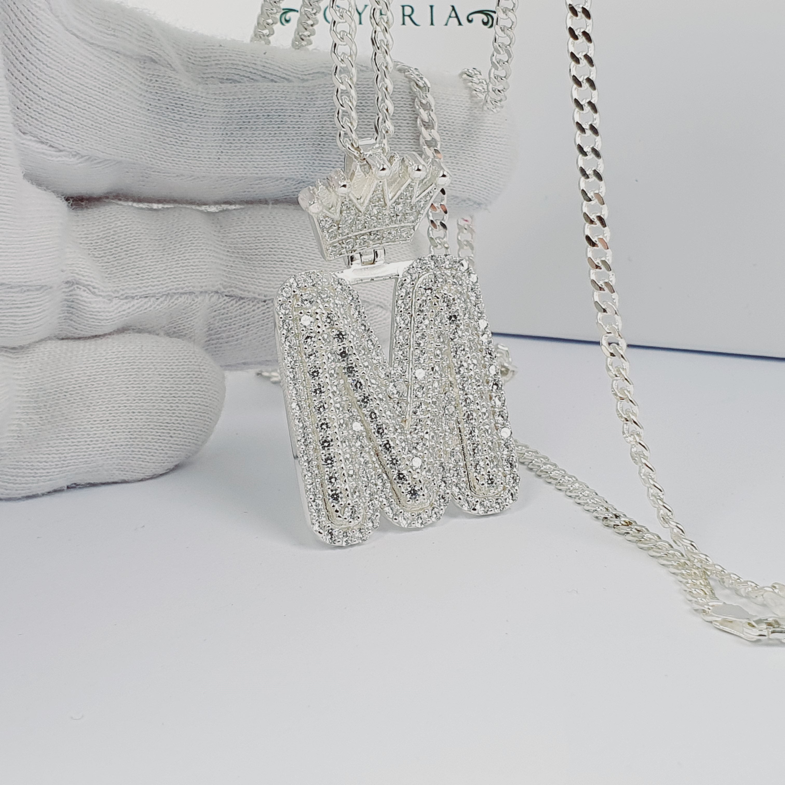 Dije de letra M con piedras y corona en plata