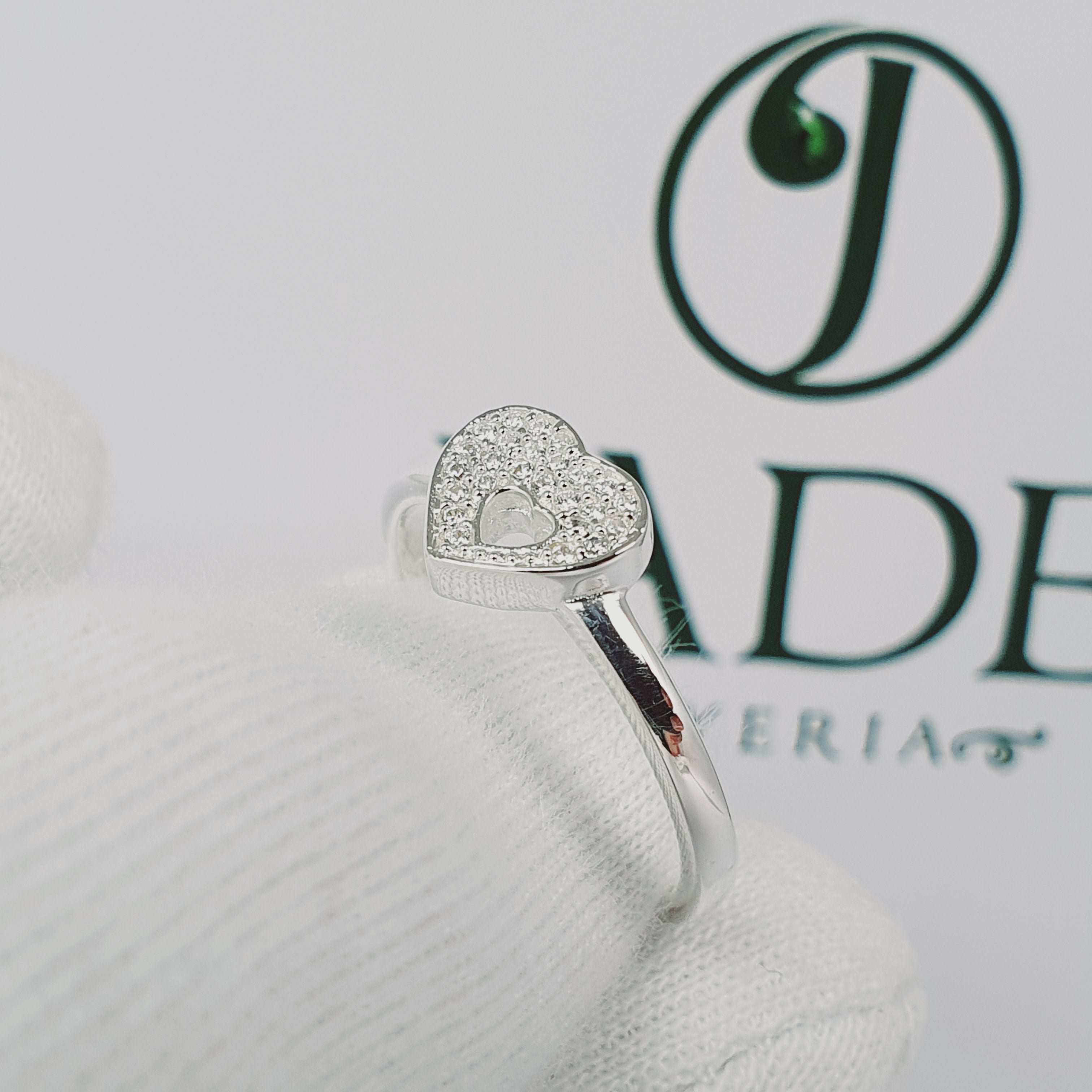 Anillo de corazón con piedras en plata