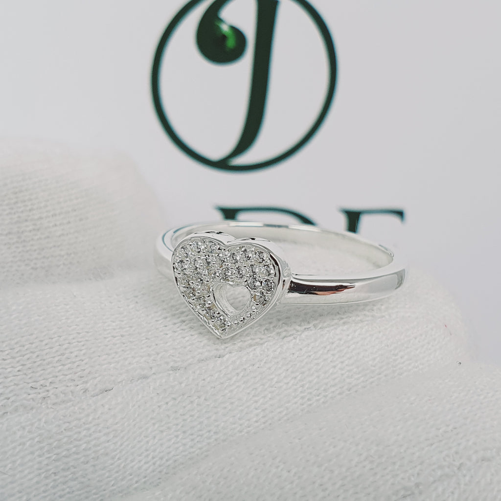 Anillo de corazón con piedras en plata
