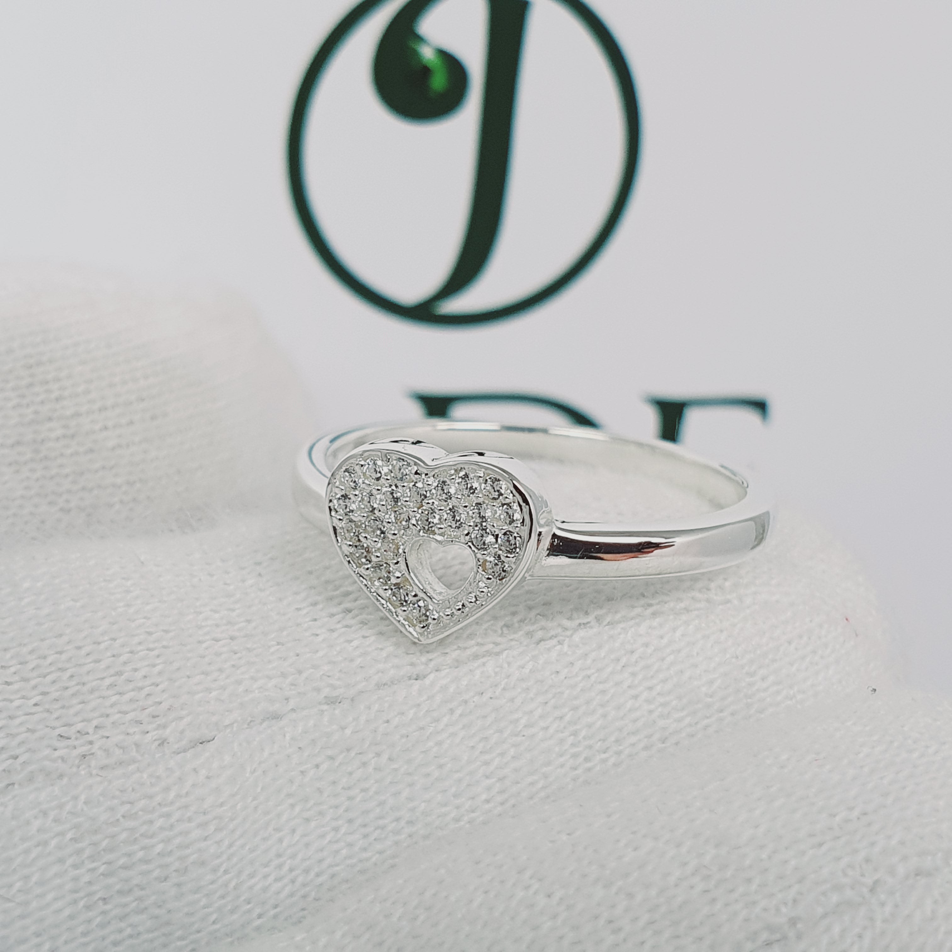 Anillo de corazón con piedras en plata