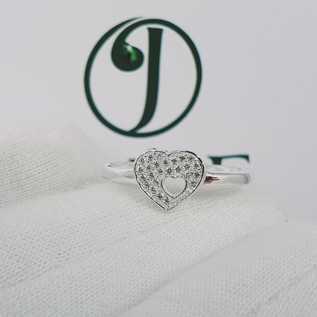 Anillo de corazón con piedras en plata