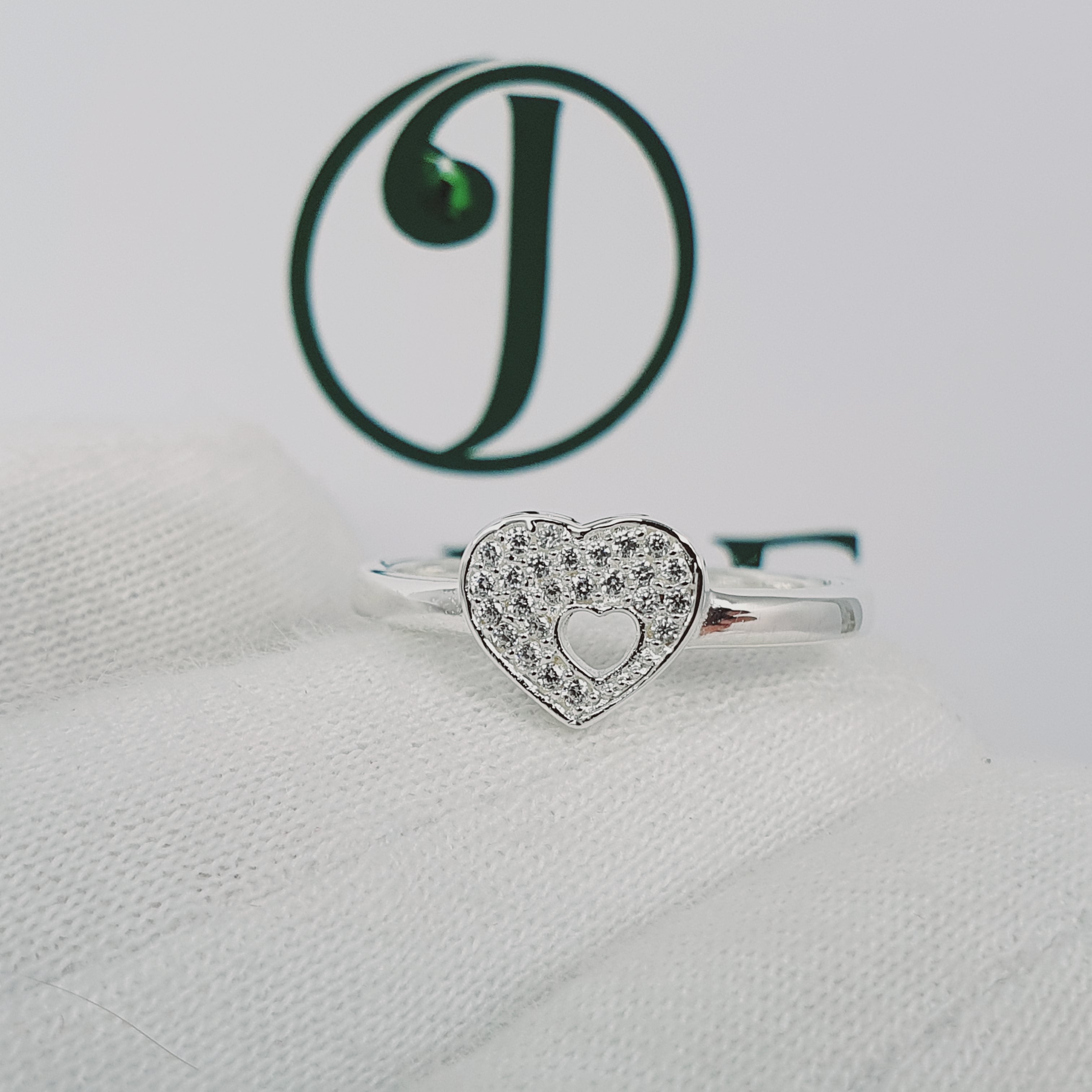 Anillo de corazón con piedras en plata