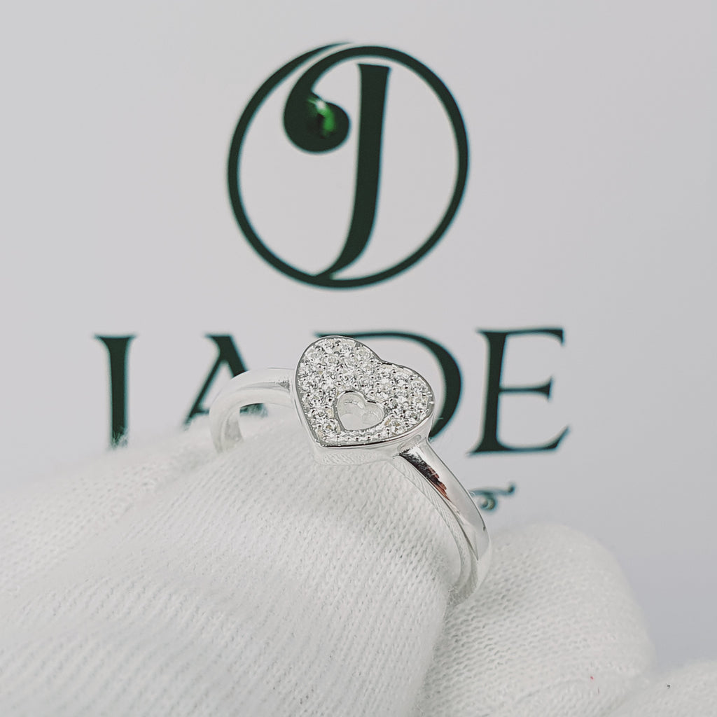 Anillo de corazón con piedras en plata