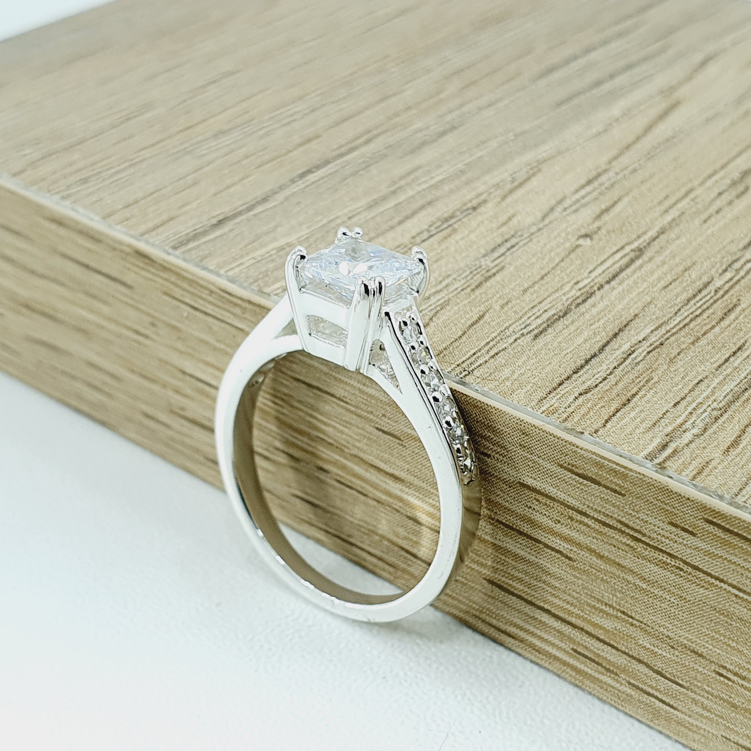 Anillo piedra cuadrada en plata.