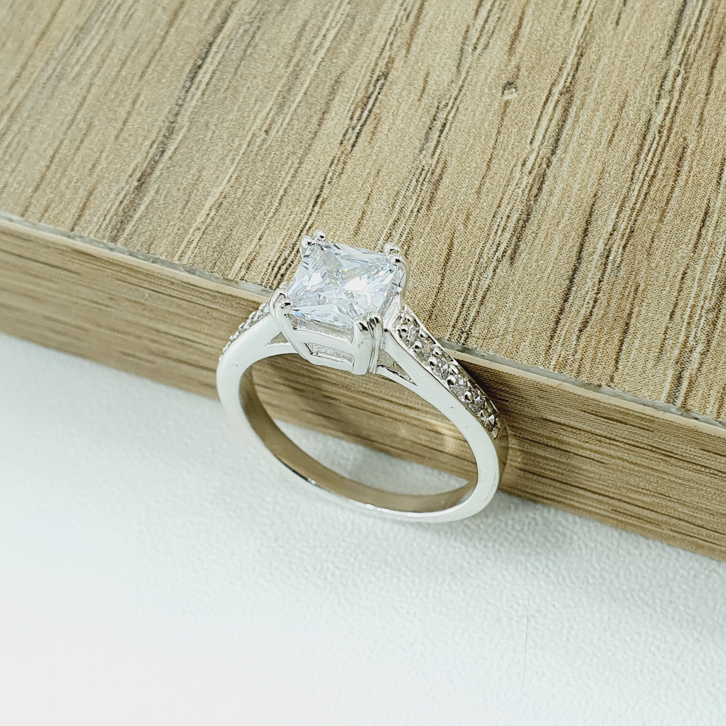 Anillo piedra cuadrada en plata.