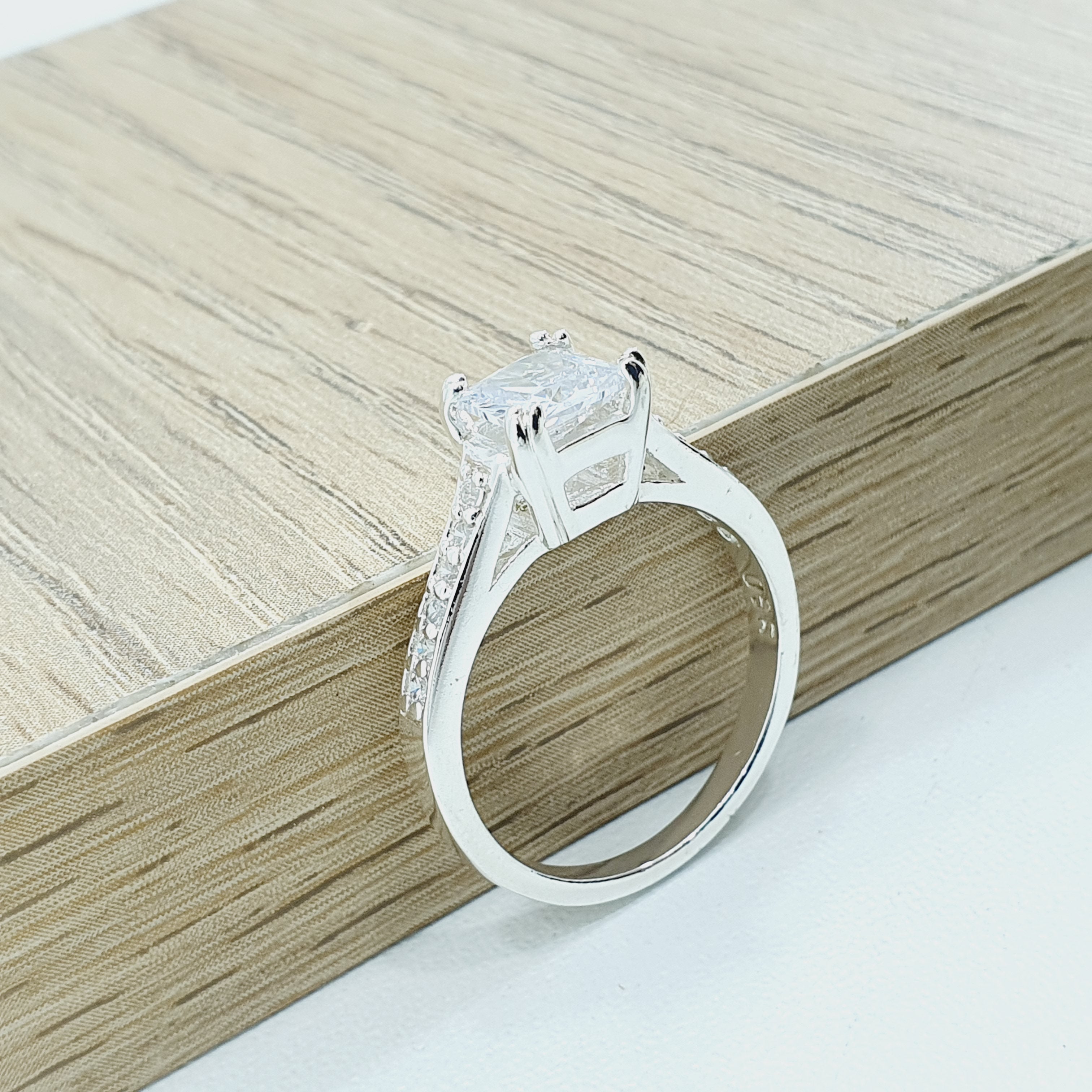 Anillo piedra cuadrada en plata.